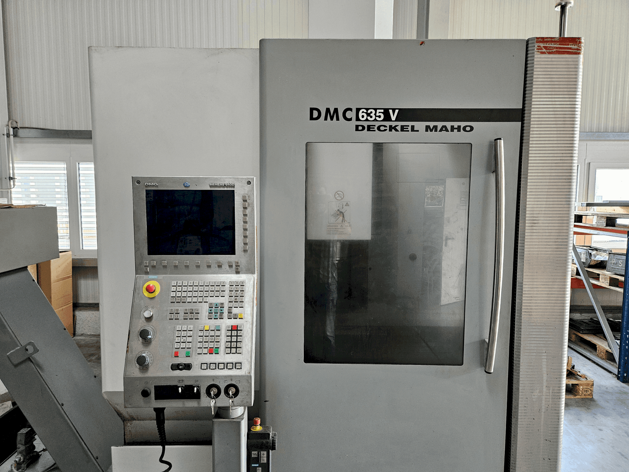Frontansicht der DECKEL MAHO DMC 635 V Maschine