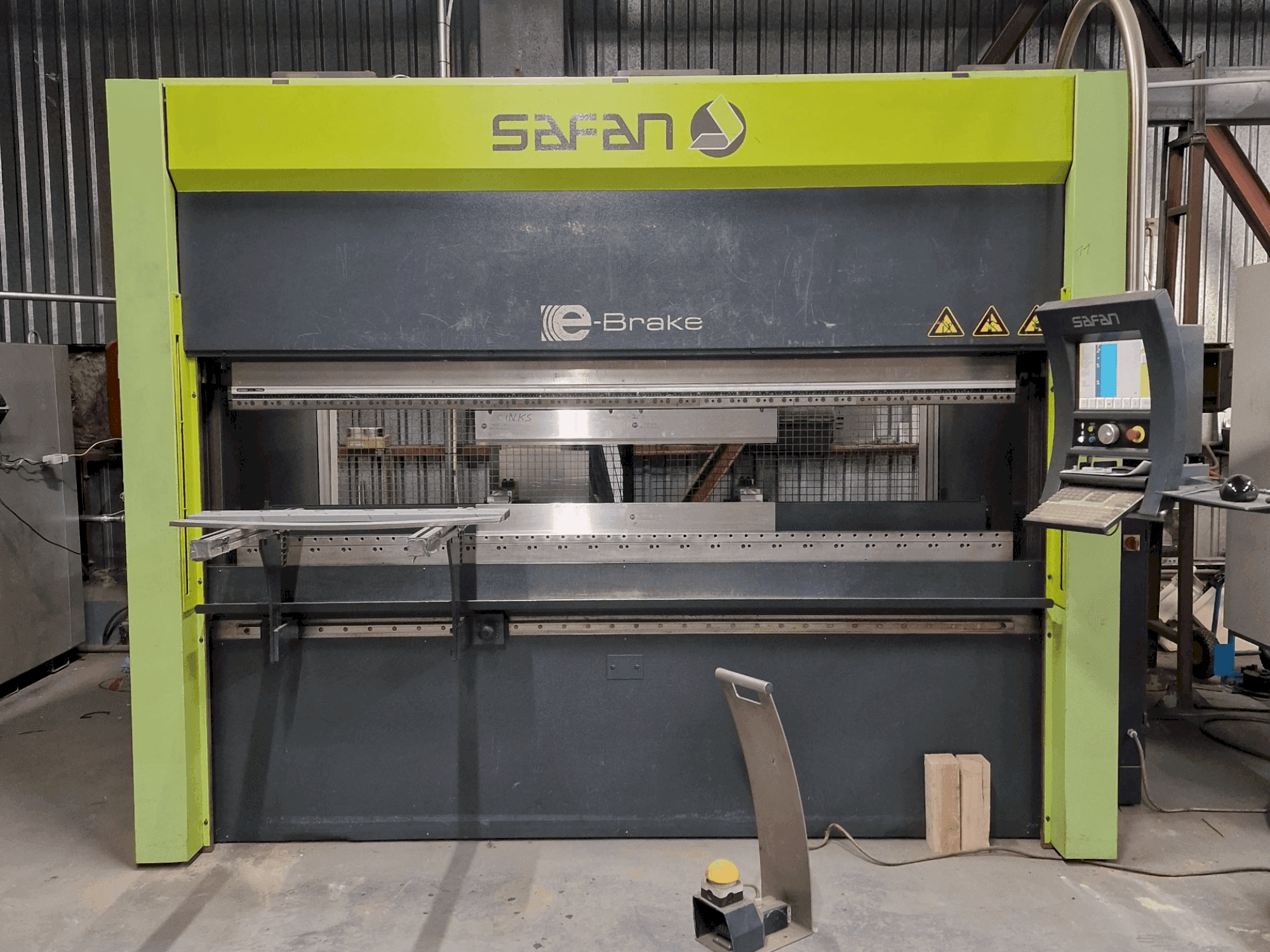 Frontansicht der Safan E-Brake 80-2550-Ts3 Cnc Maschine