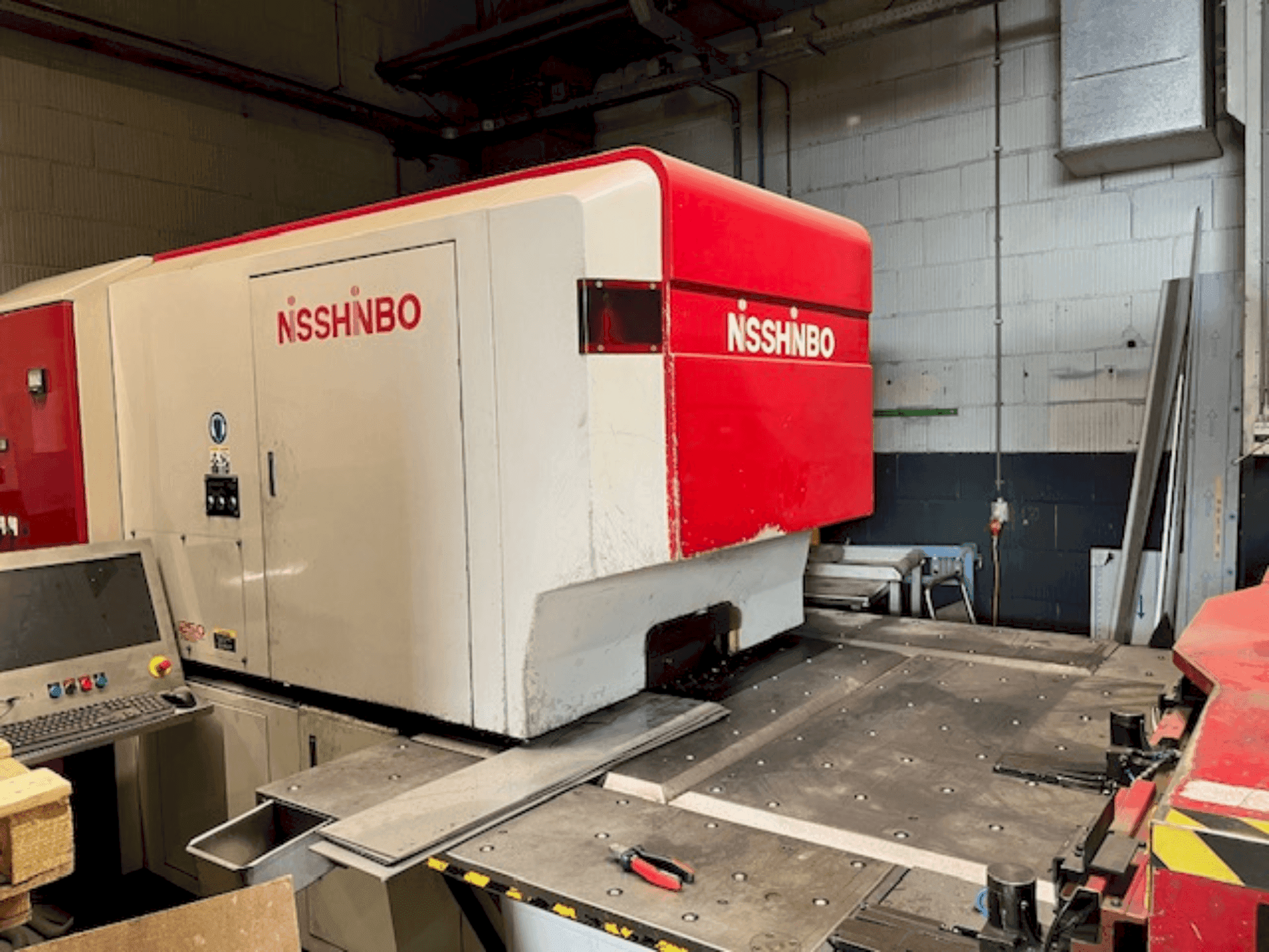 Frontansicht der Nisshinbo HIQ-1250 Maschine