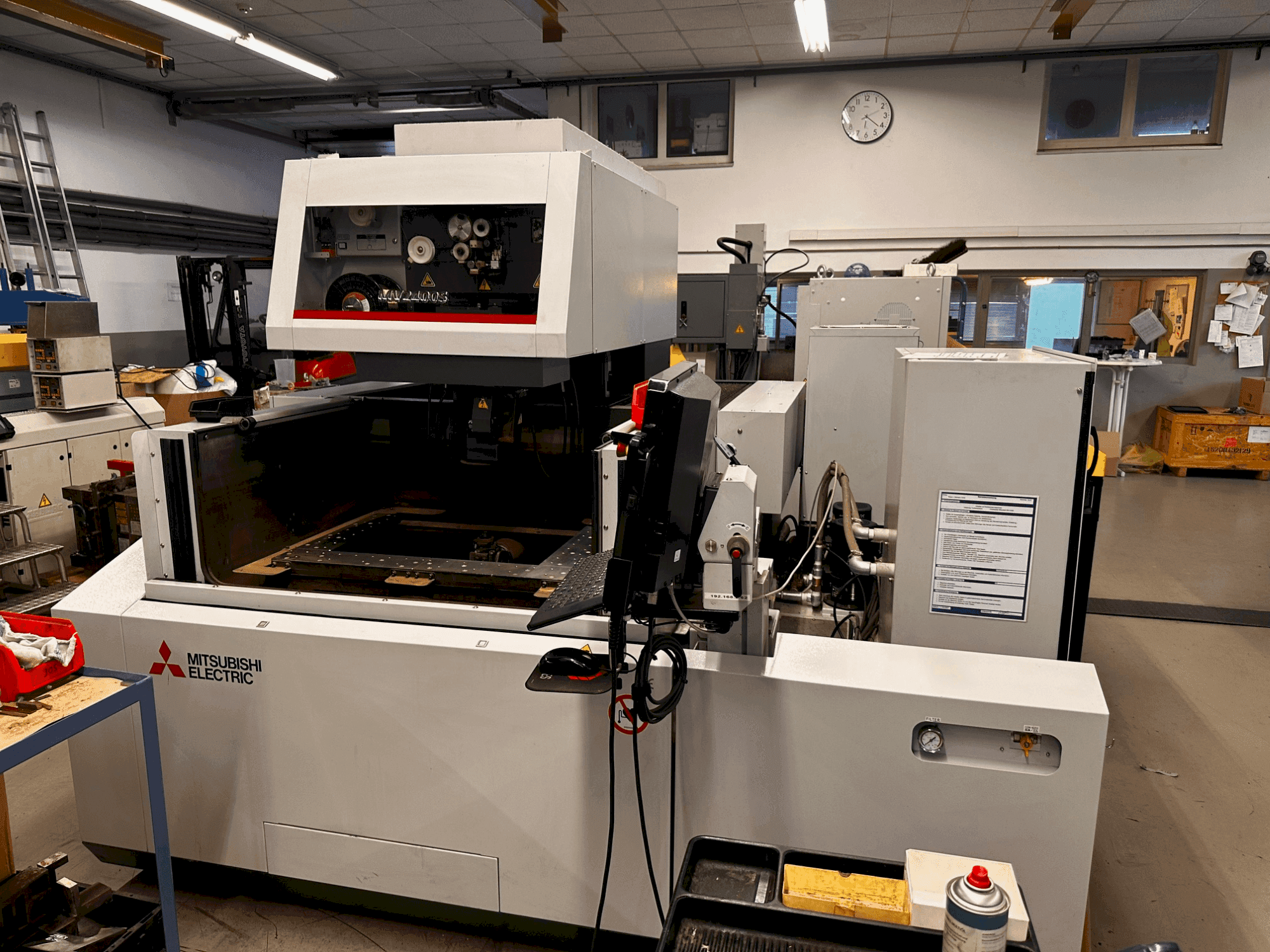 Frontansicht der Mitsubishi MV2400S Maschine