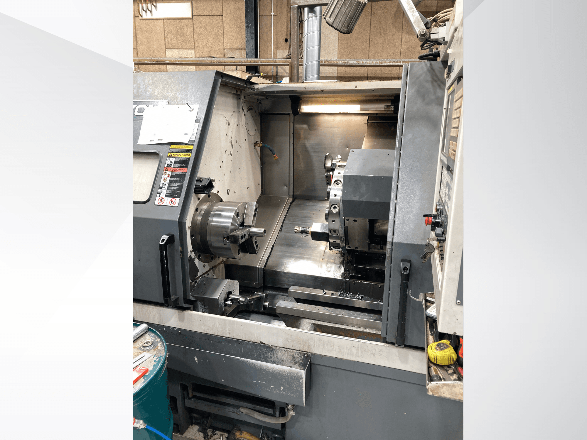 Horizontal-Drehmaschine YCM GT-300LMB, Vorderansicht, zeigt das Bedienpult und das Drehfutter mit Werkzeugbestückung.