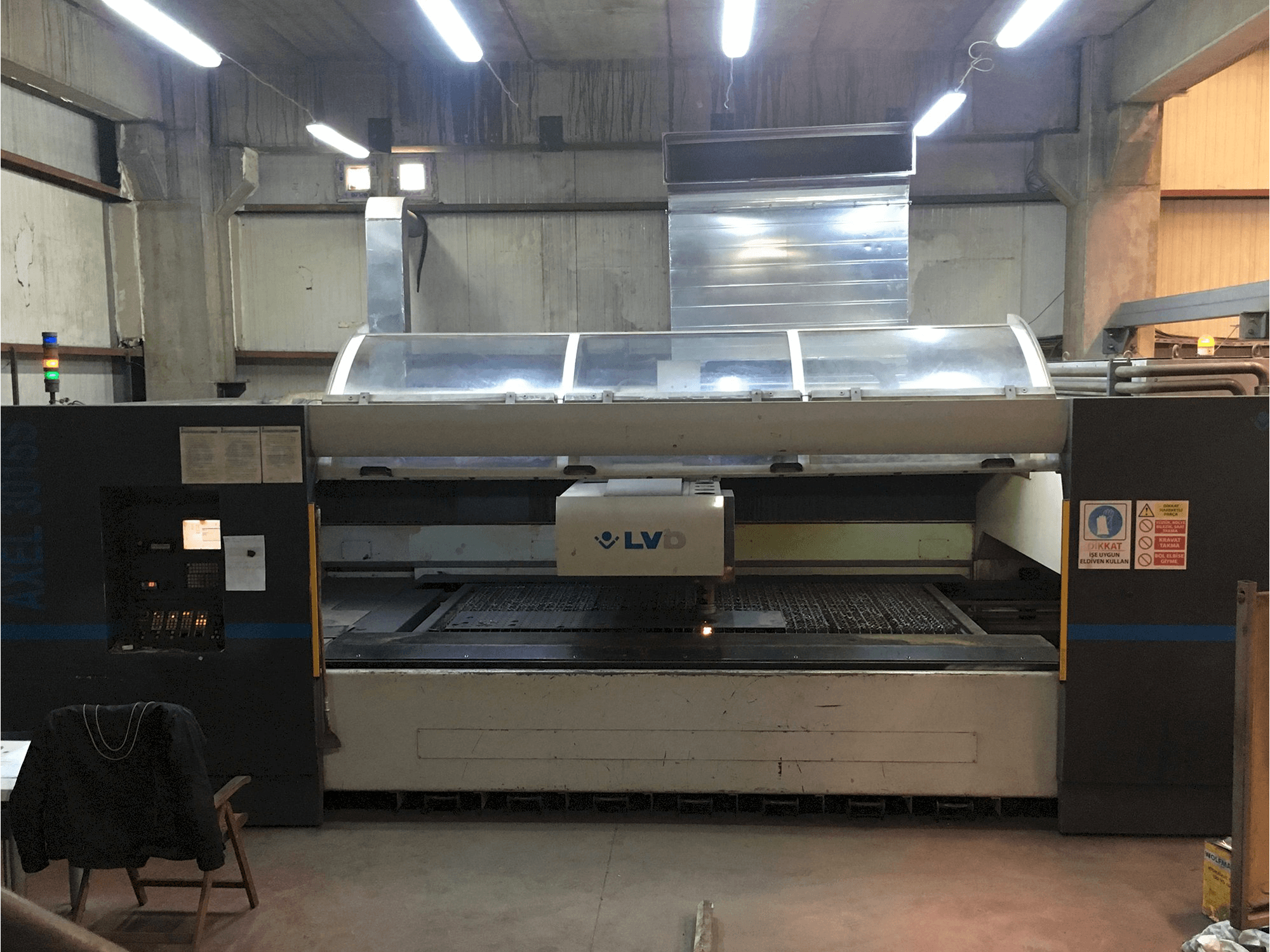 Frontansicht der LVD AXEL 3015 S Maschine