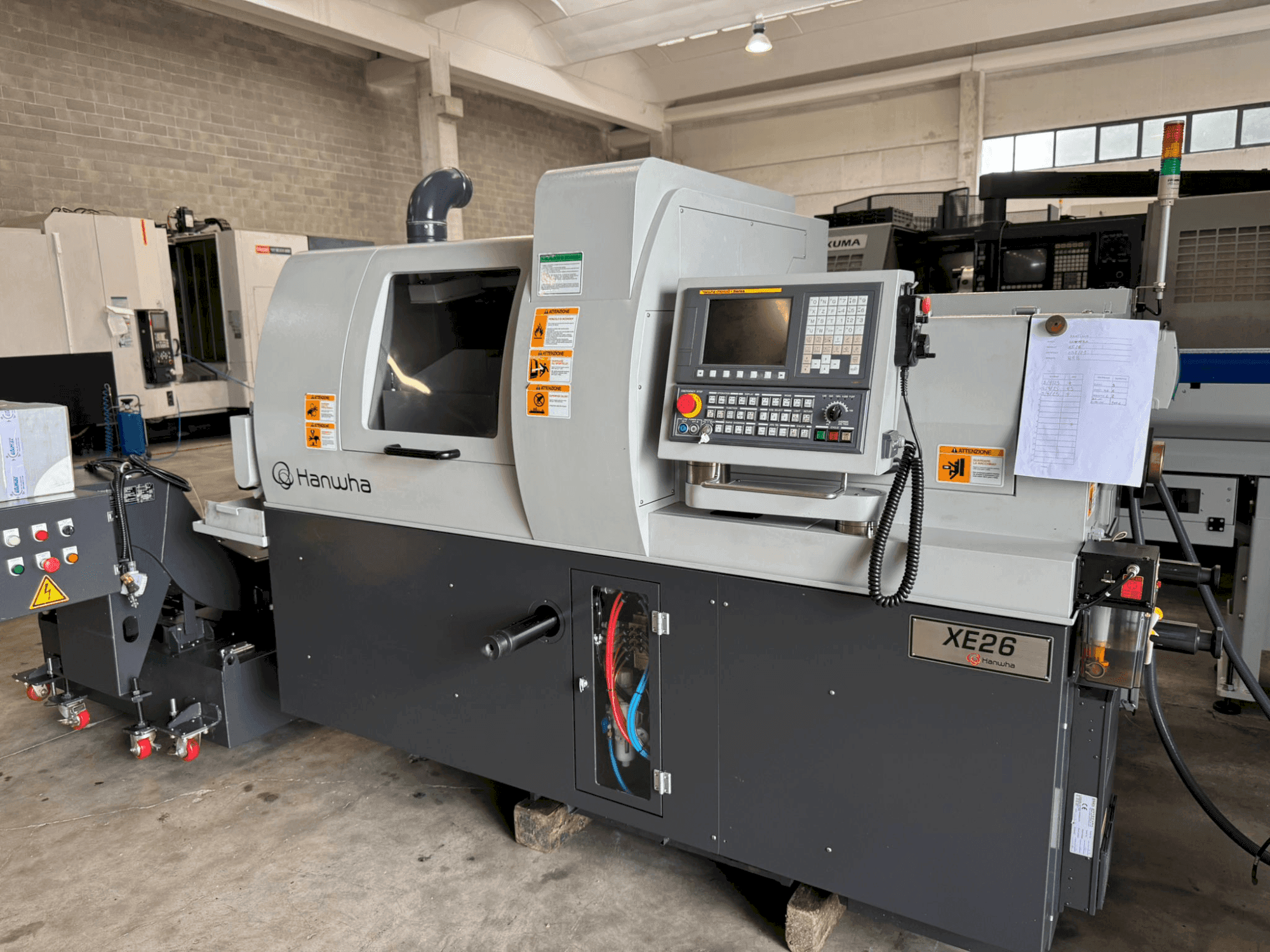 Frontansicht der Hanwha XE 26 H Maschine