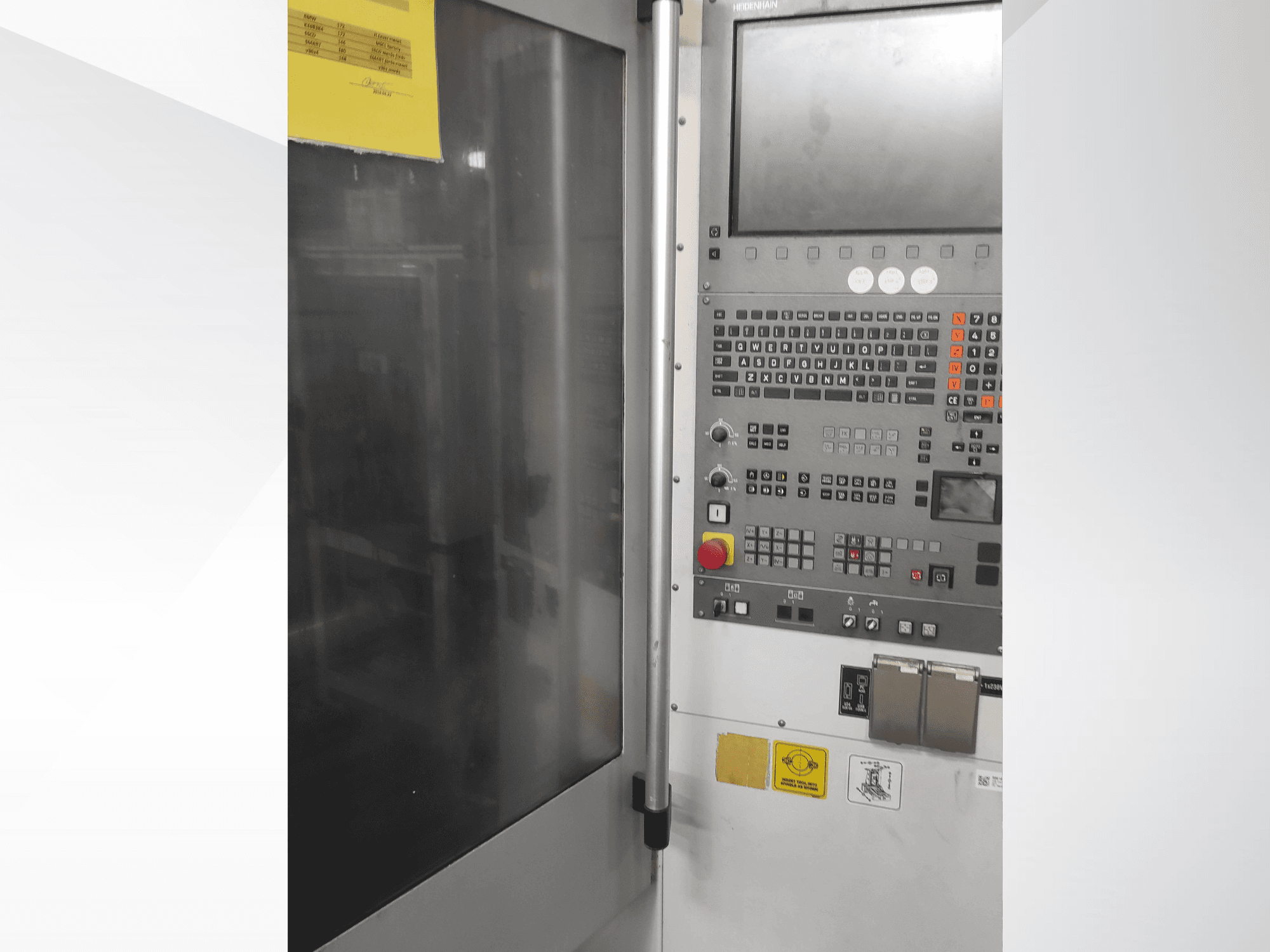 Bedienfeld einer Herrmann-Industriemaschine, Vorderansicht, mit Tasten, einem Touchscreen und Betriebsetiketten.