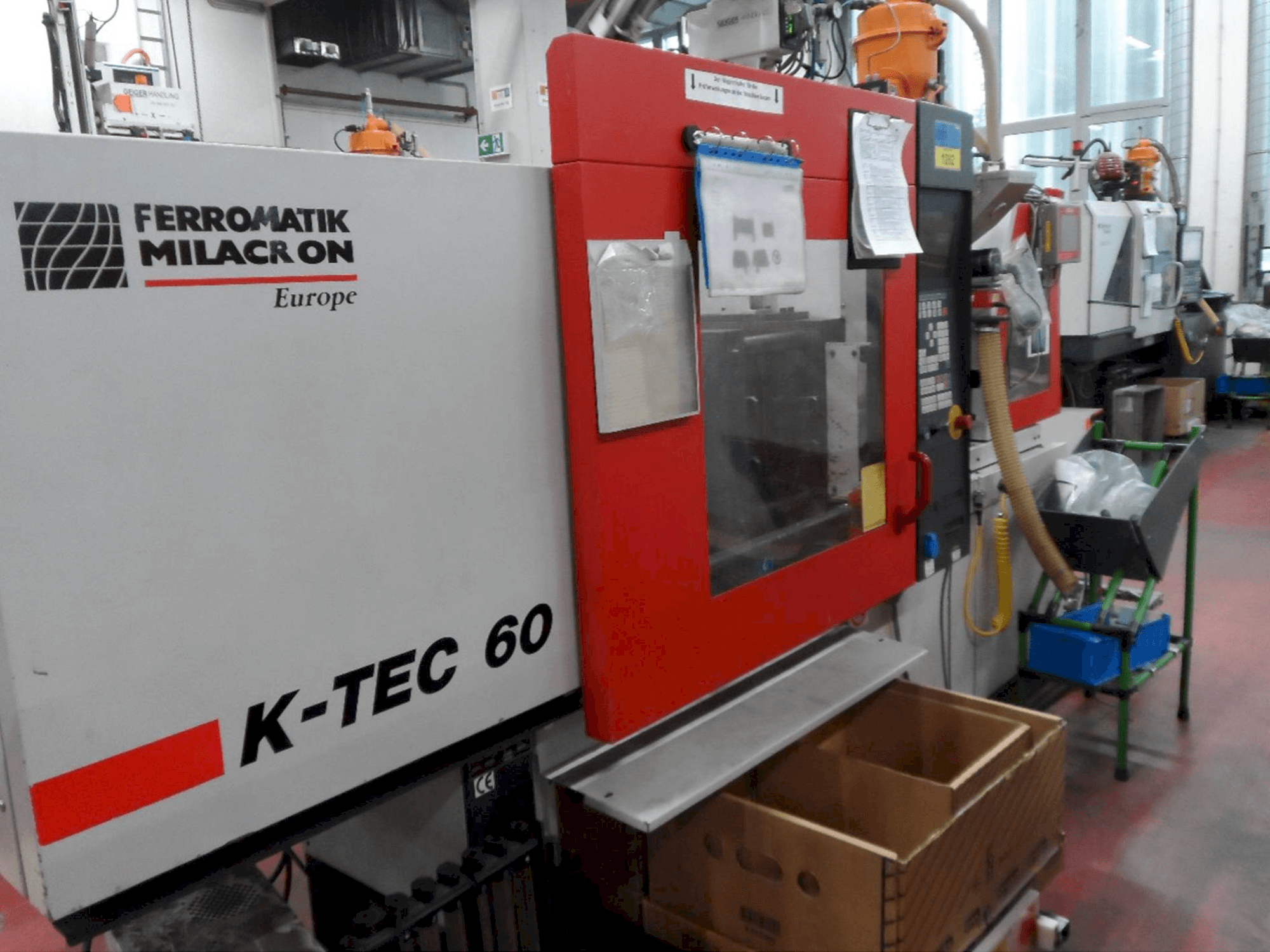 Frontansicht der FERROMATIK MILACRON K-Tec 60S Maschine