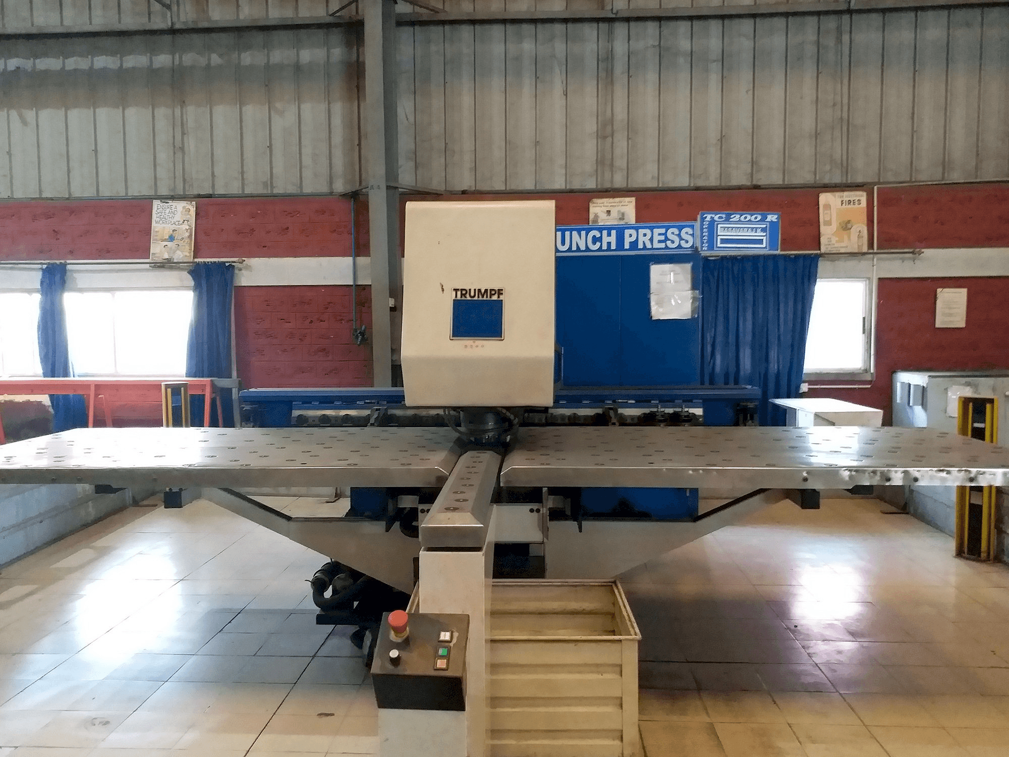 Frontansicht der Trumpf Trumatic 200 Maschine