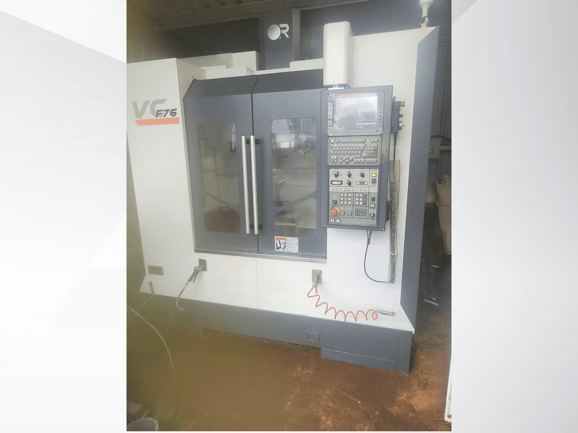 Vertikales Bearbeitungszentrum, Marke VC, Modell F76; Vorderansicht mit Bedienfeld und Glastüren.