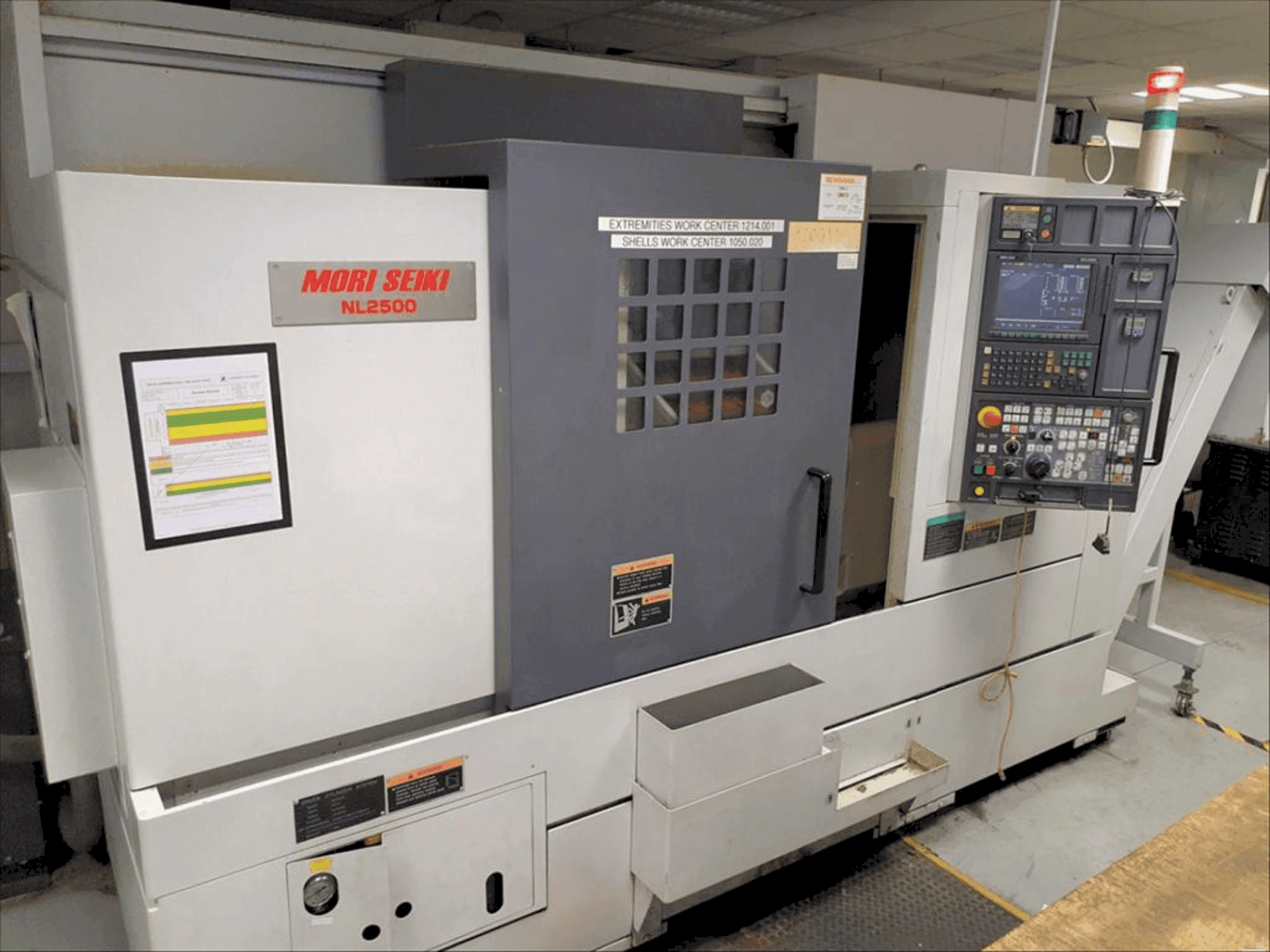 Frontansicht der MORI SEIKI NL2500Y Maschine