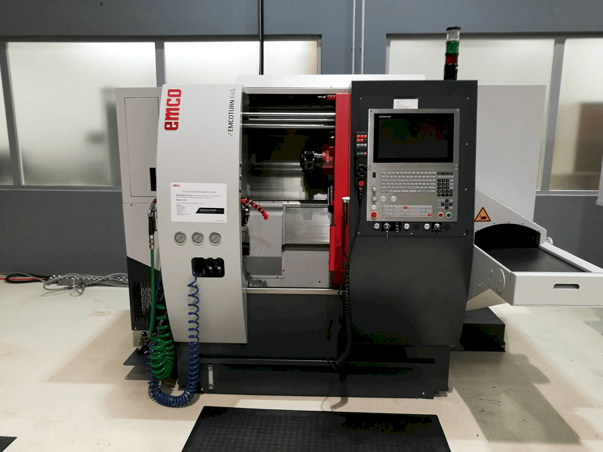 Frontansicht der EMCO E45 SMY Maschine