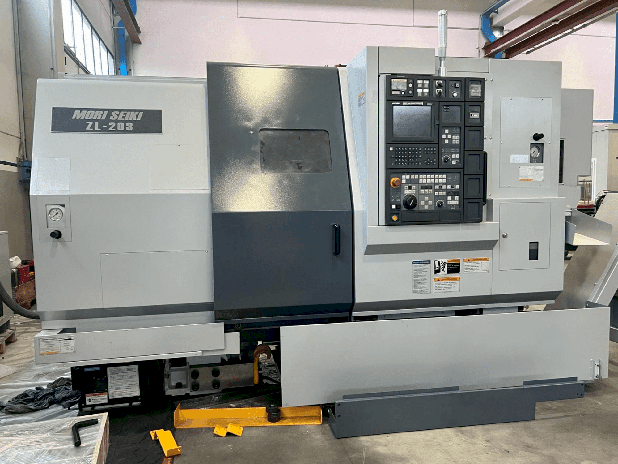 Frontansicht der MORI SEIKI ZL-203SMC Maschine