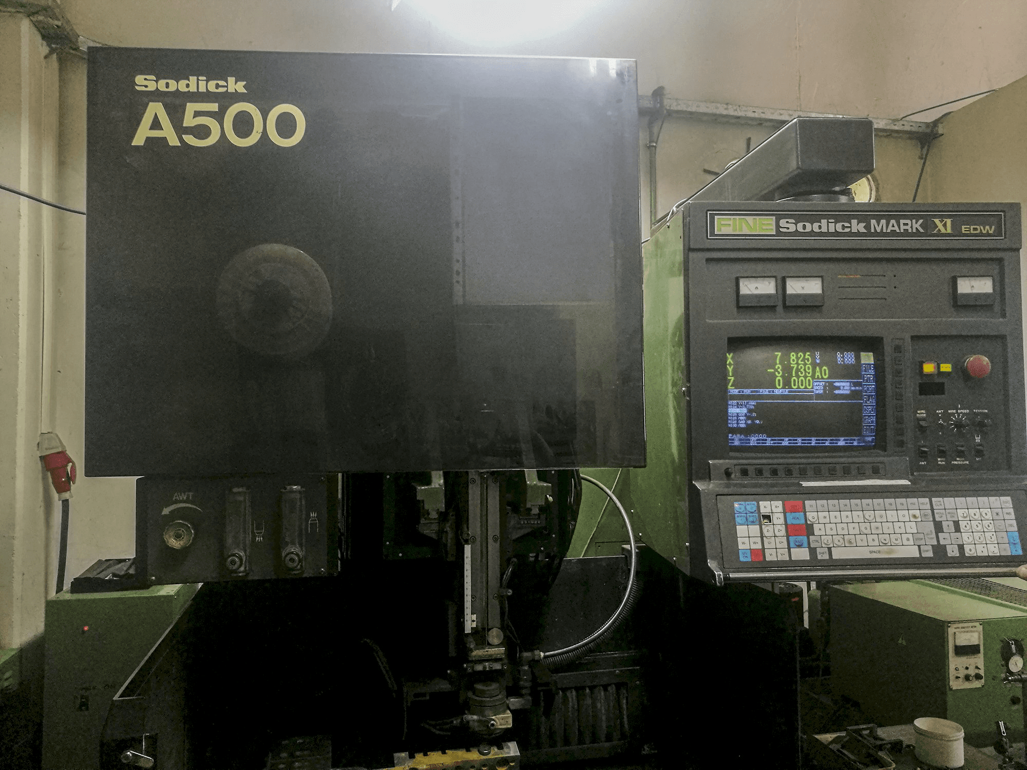 Frontansicht der Sodick A500 Maschine