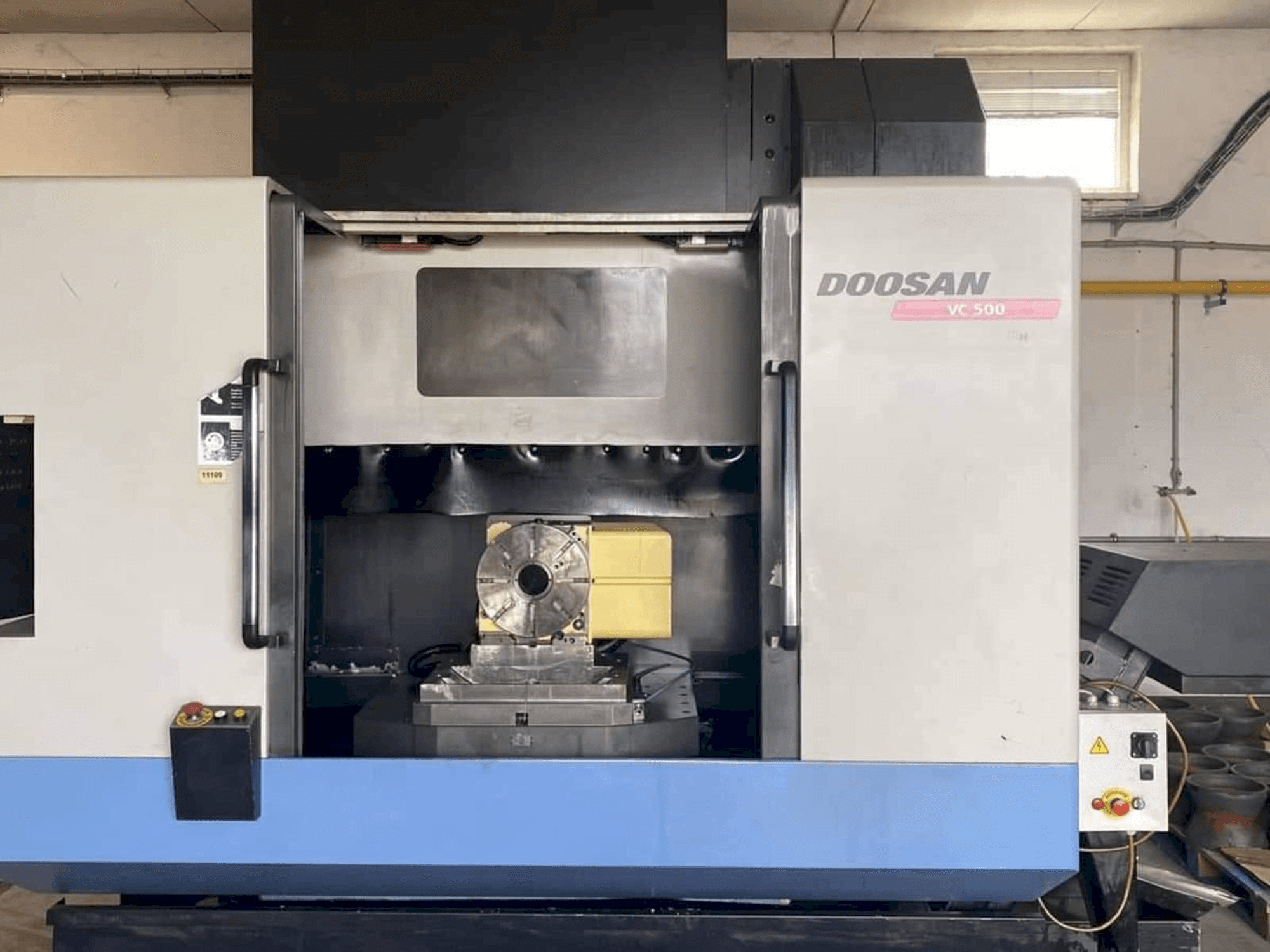 Frontansicht der Doosan VC 500 Maschine