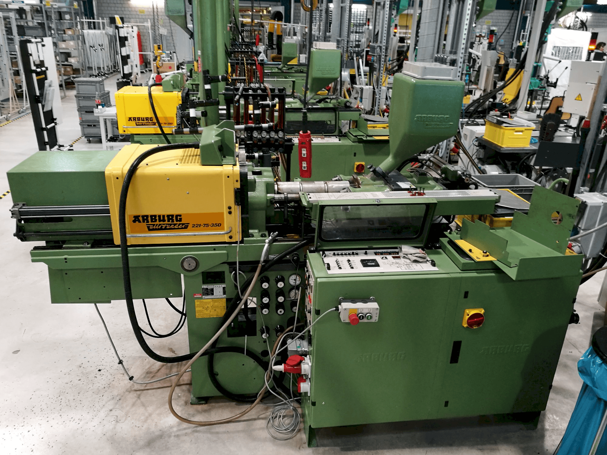 Rechte Seitenansicht der Arburg Allrounder 221-75-350 Maschine