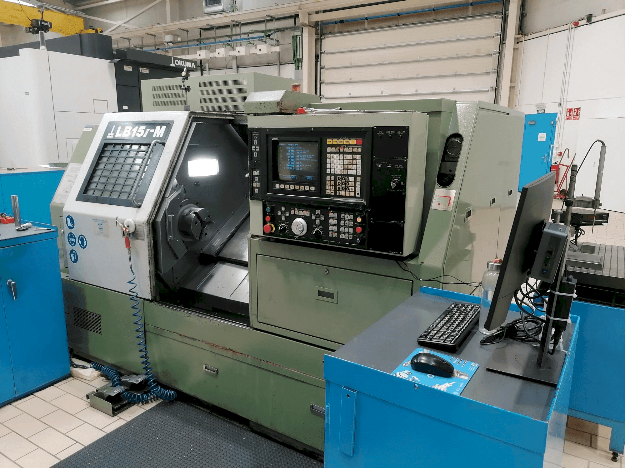 Frontansicht der Okuma LB15-M Maschine