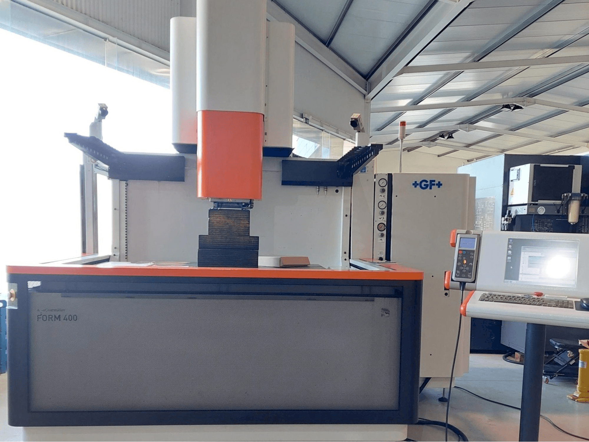 Frontansicht der AgieCharmilles FORM 400 Maschine