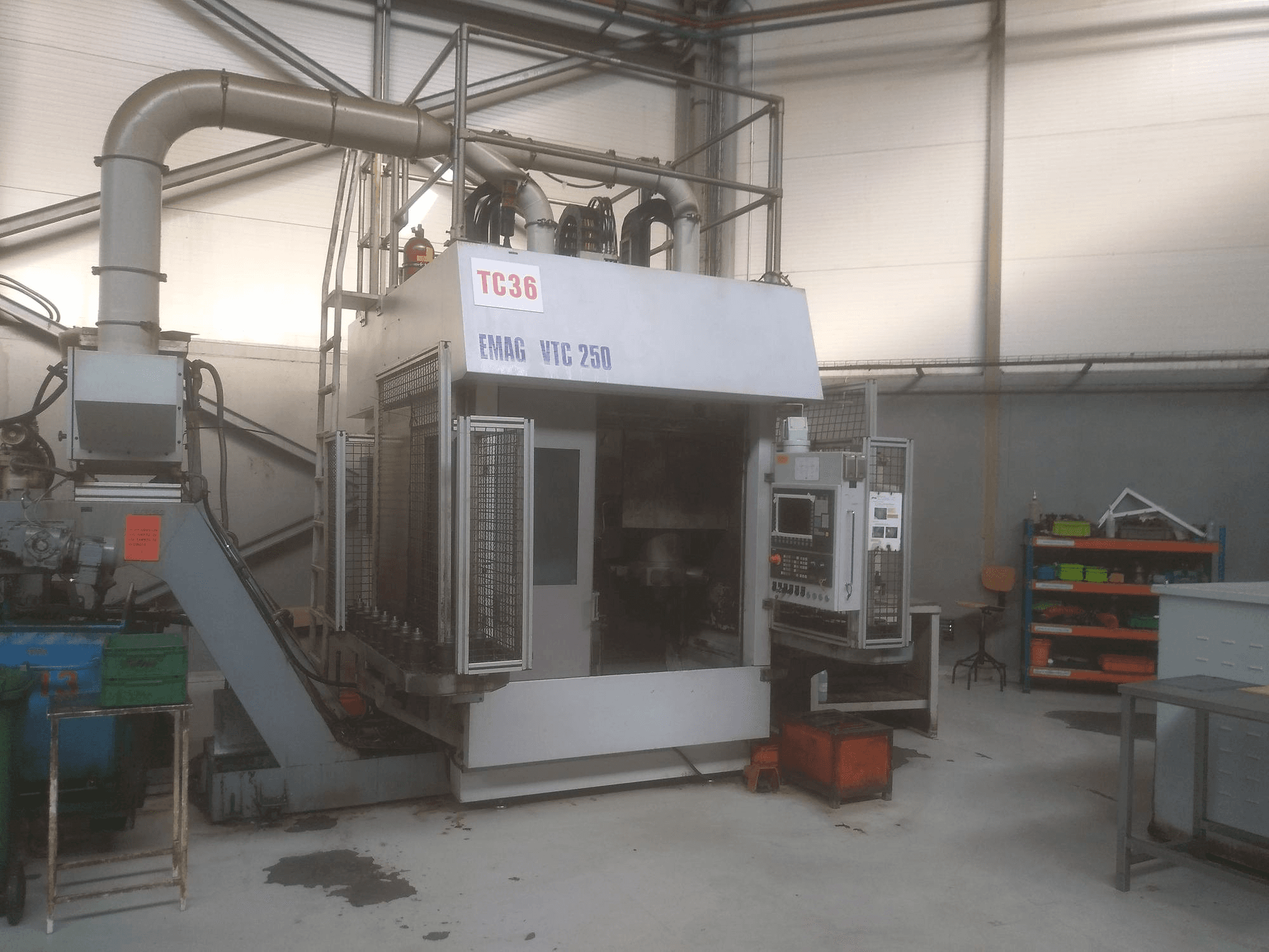 Frontansicht der EMAG VTC 250 Maschine