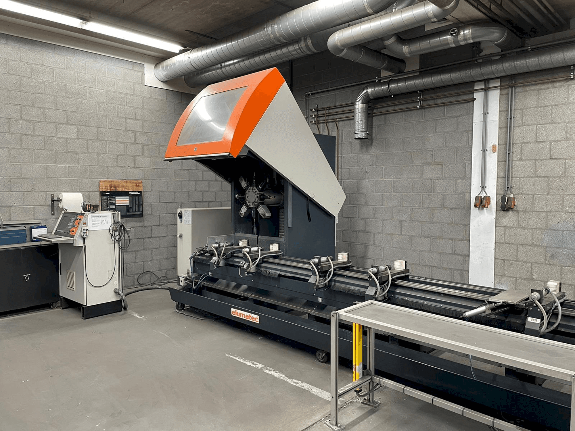 Frontansicht der Elumatec RBF 8 Maschine