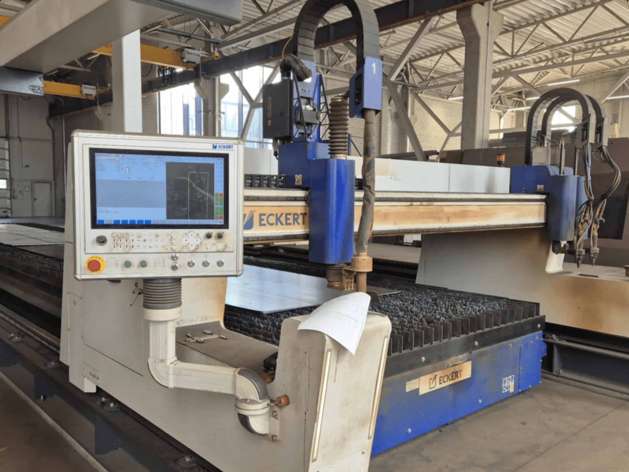 ECKERT CNC-Schneidemaschinen-Bedienfeld in der Frontansicht mit Touchscreen-Display und verschiedenen Bedientasten.