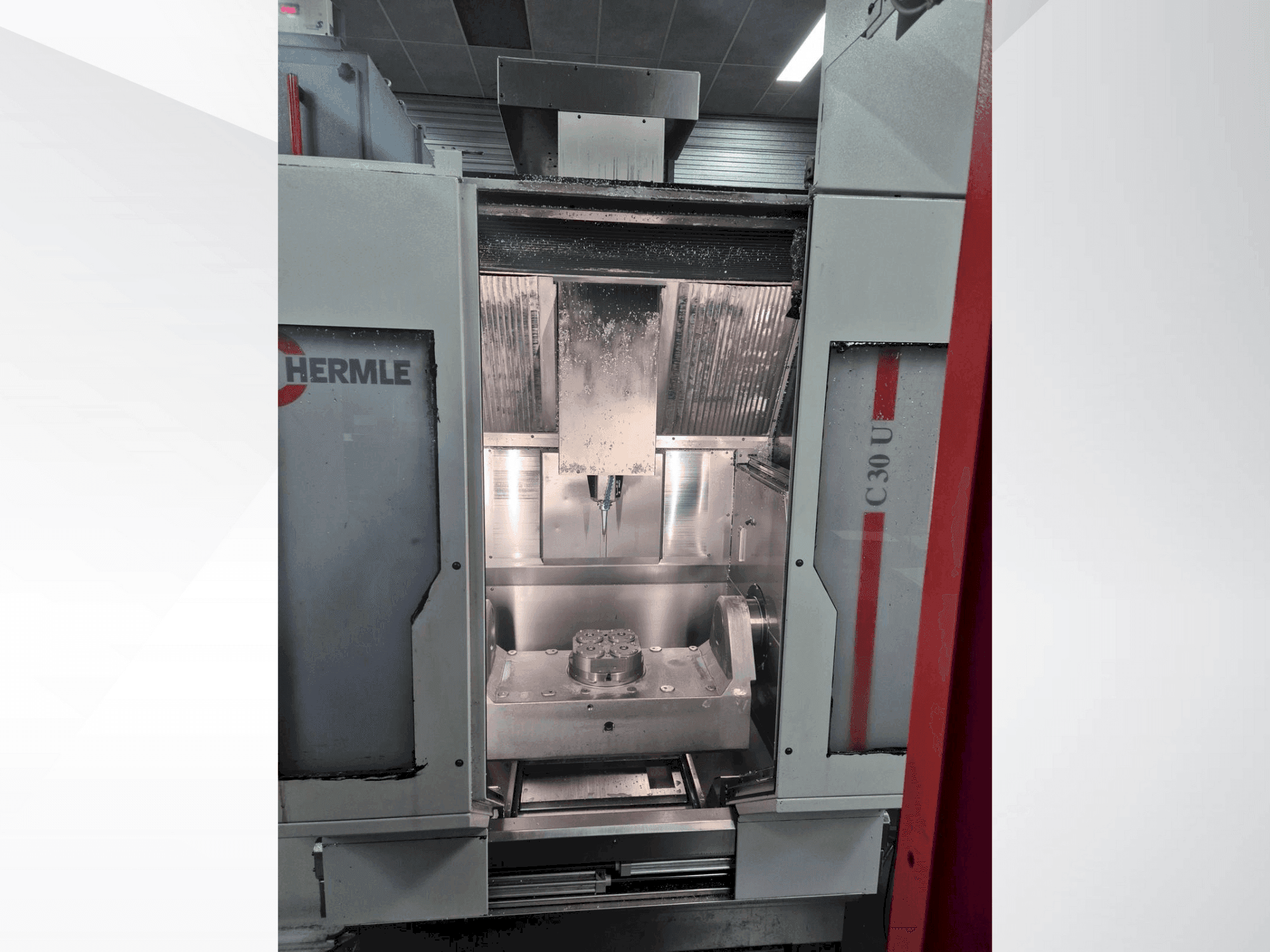 Frontansicht der HERMLE C30U + RS Automation Maschine