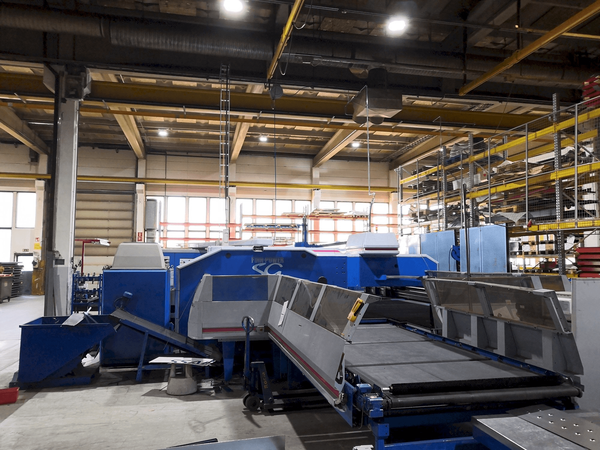 Frontansicht der Finn-Power SG6 Maschine