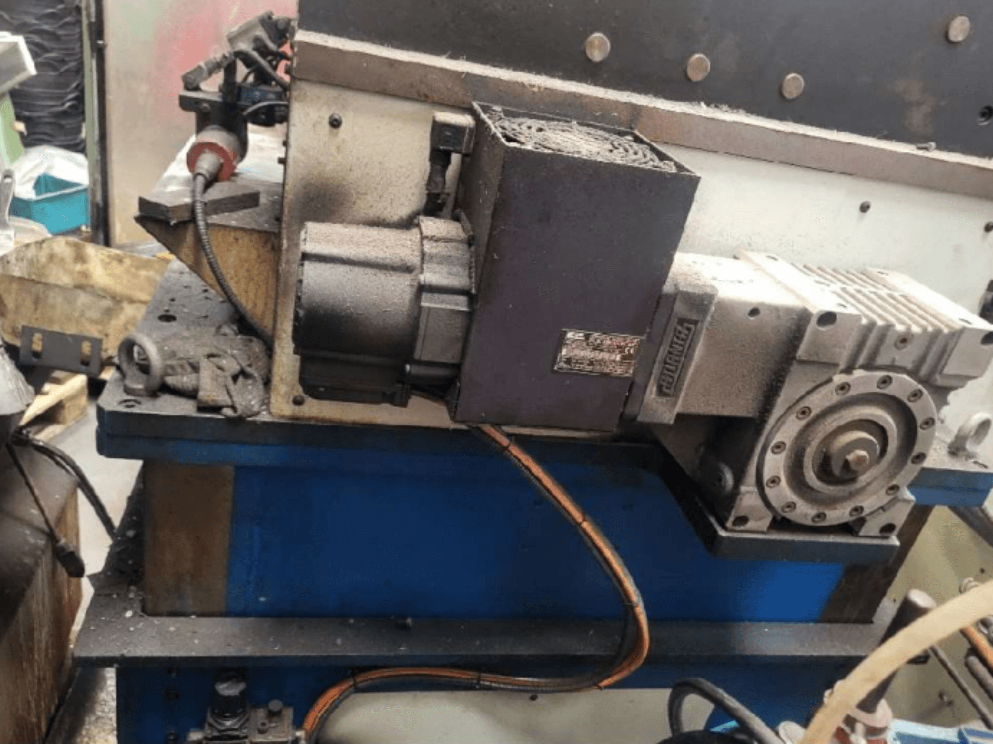 Mechanische Stanzpresse PRESSIX 160 CNR 6, Seitenansicht mit Motor und Anschlüssen auf einer blauen Plattform.