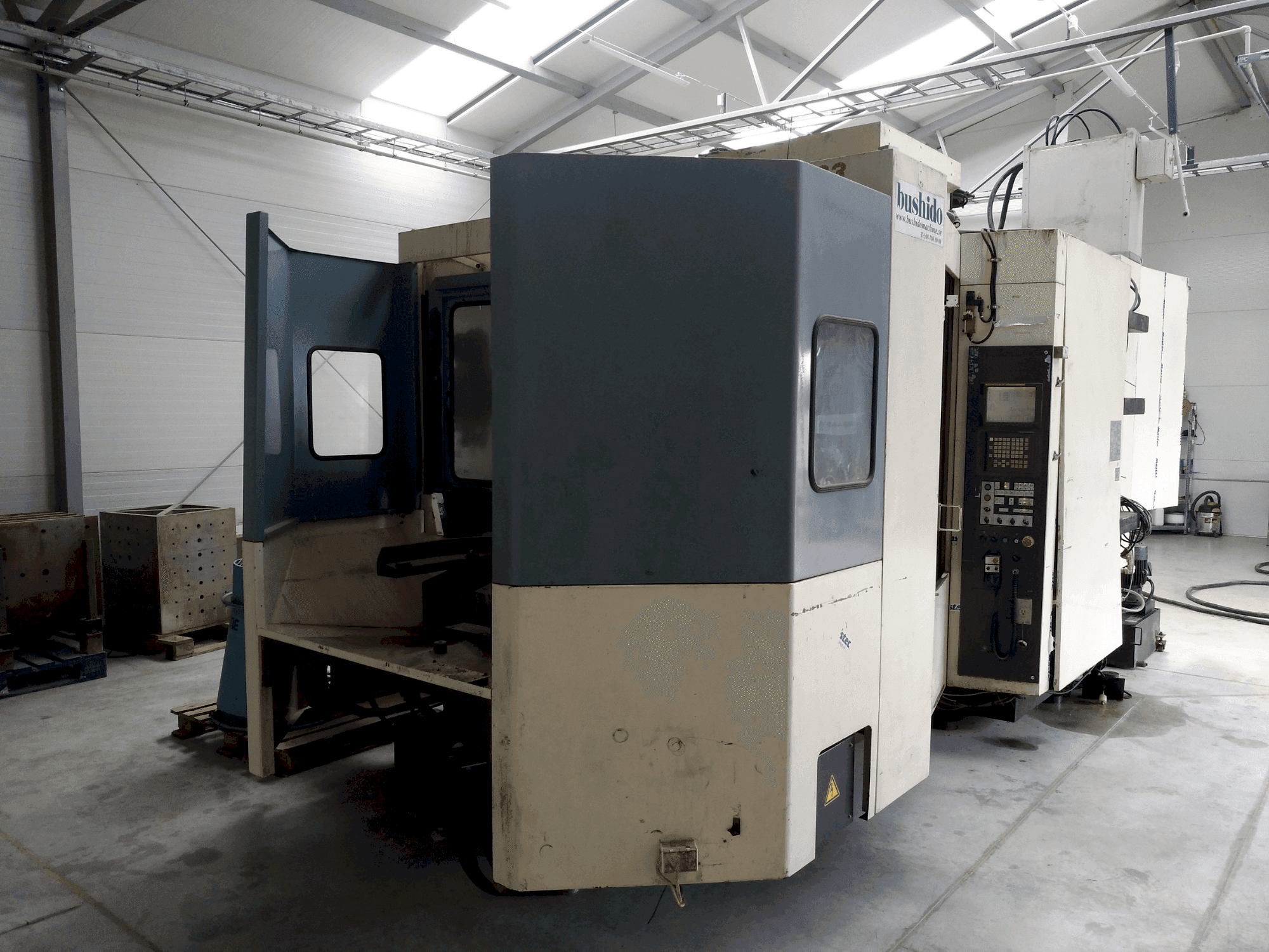 Frontansicht der Niigata SPN63 Maschine