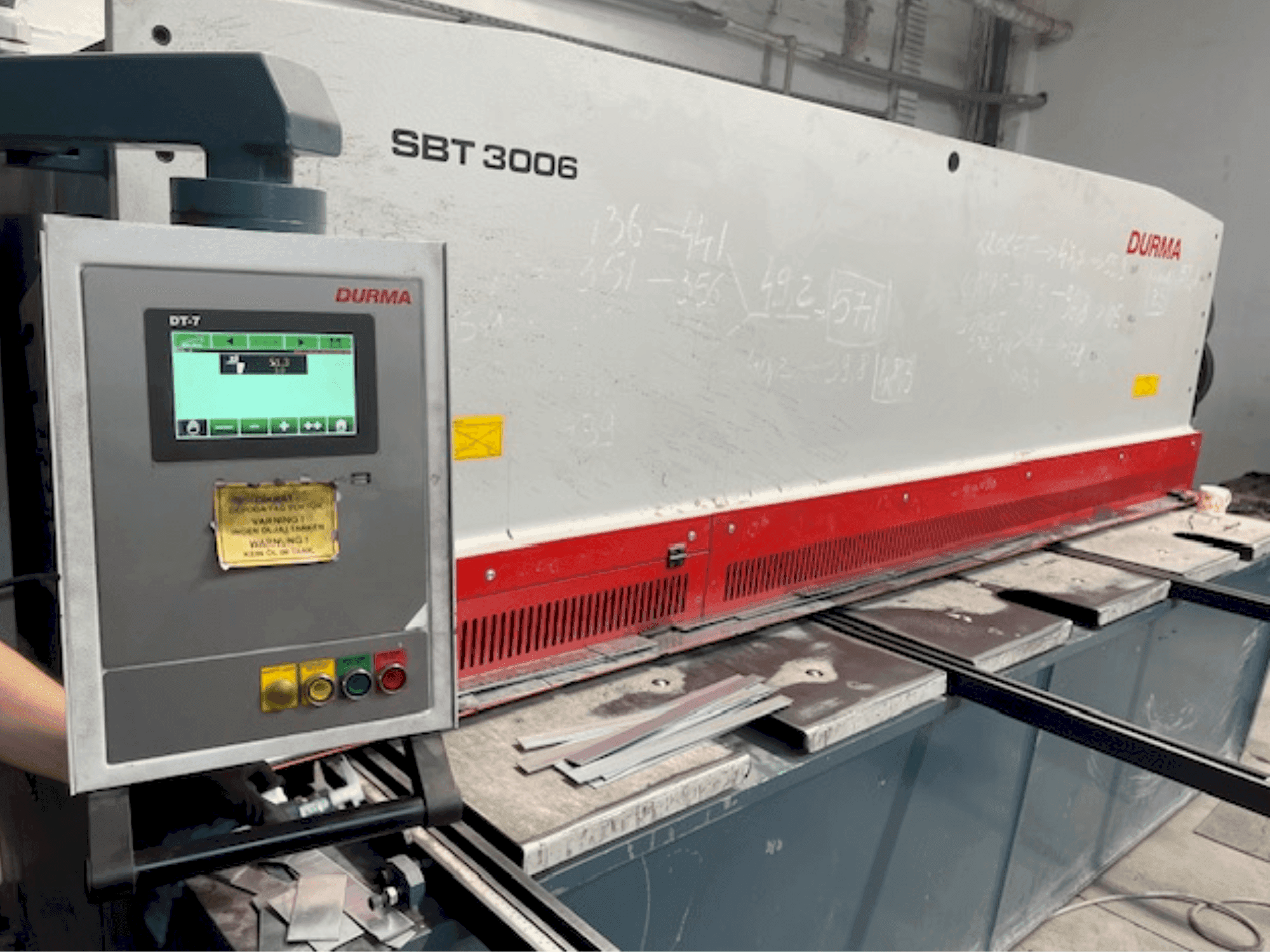 Frontansicht der Durma SBT 3006 Maschine