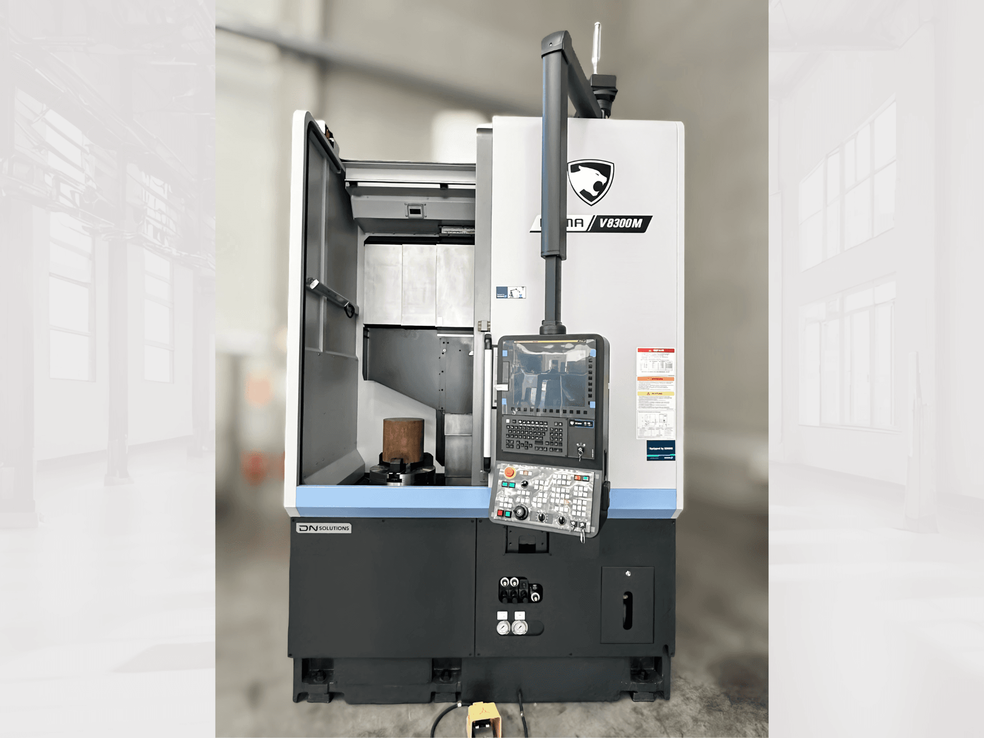 Vertikaldrehmaschine Puma V8300MR in der Frontansicht mit Bedienfeld und offener Tür, die das Innere zeigt.