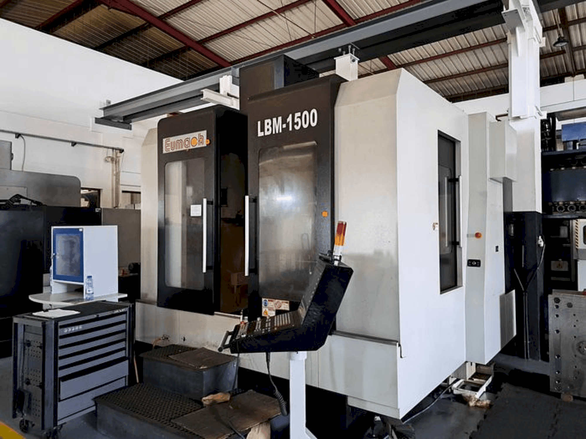 Frontansicht der Eumach LBM-1500 Maschine