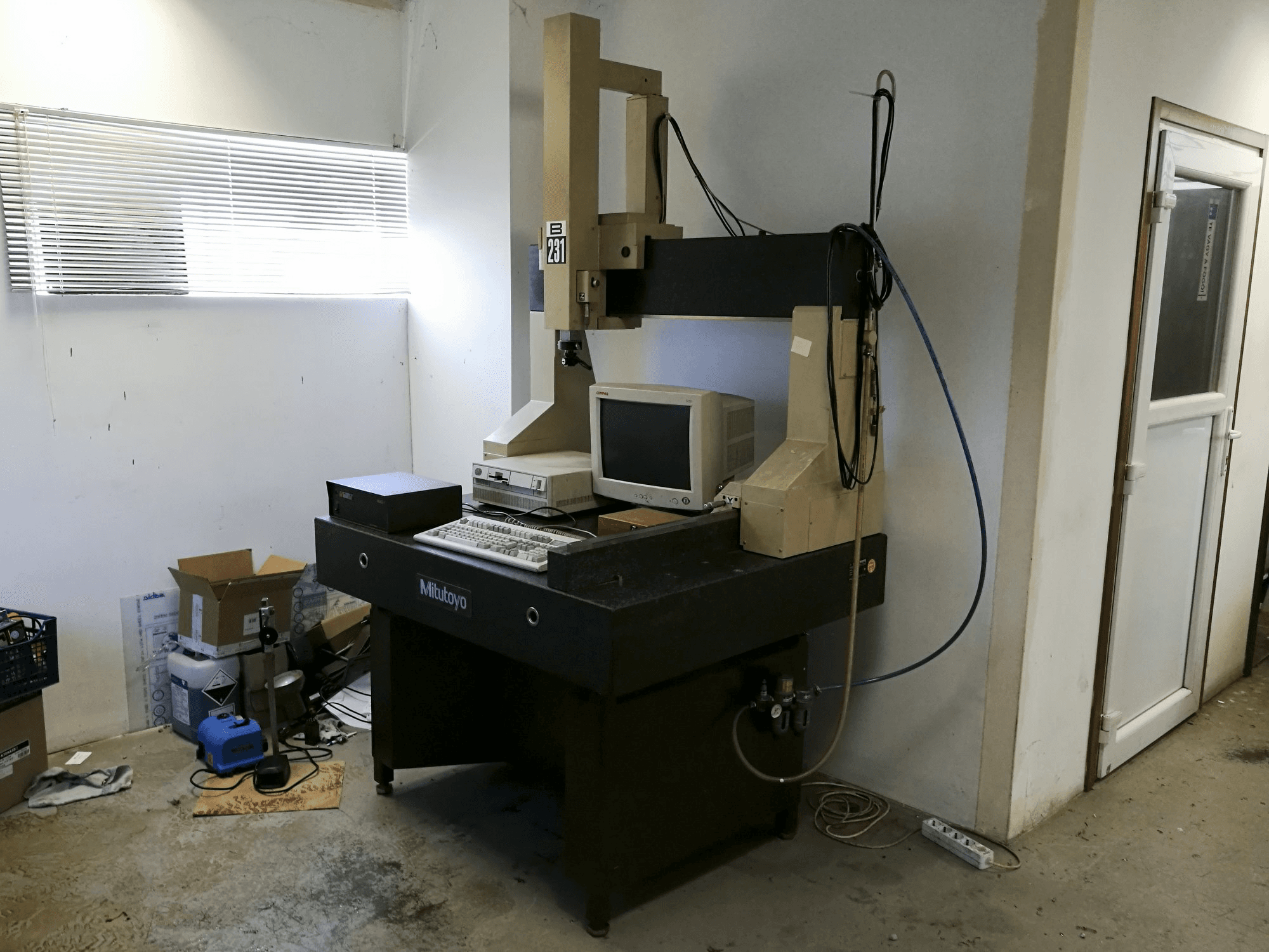 Rechte Ansicht der Mitutoyo B-231 Maschine