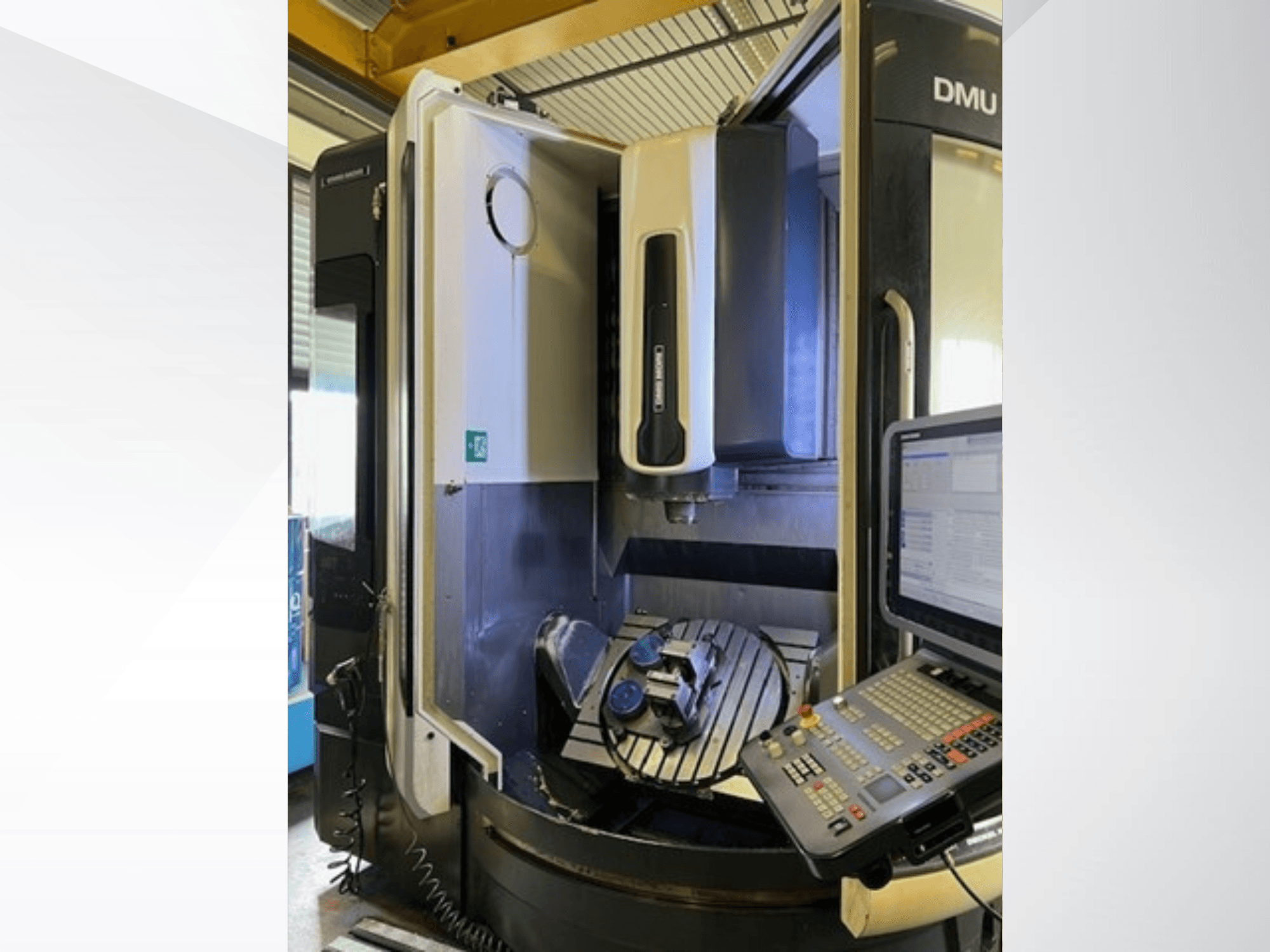 DMG MORI DMU 75 Monoblock Universal-Bearbeitungszentrum, Vorderansicht, mit Bedienfeld und Werkstück auf dem Tisch.