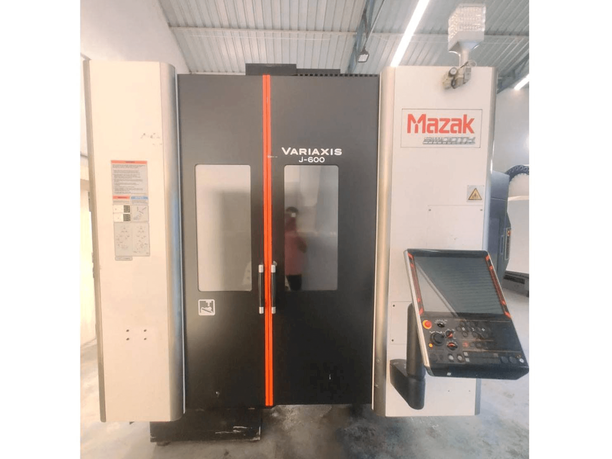 Frontansicht der Mazak Variaxis J-600 Maschine