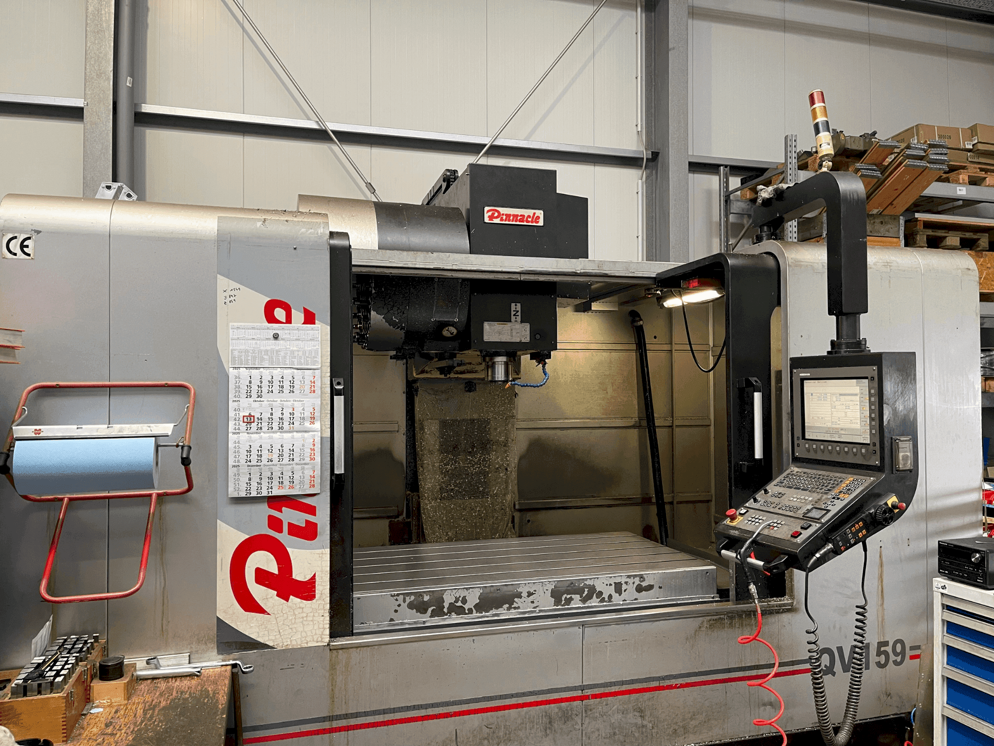 Frontansicht der Pinnacle QV 159 Maschine