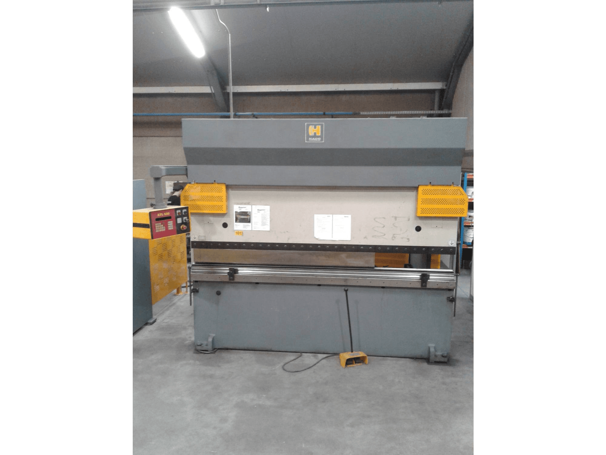 Frontansicht der HACO PPV 30220 Maschine