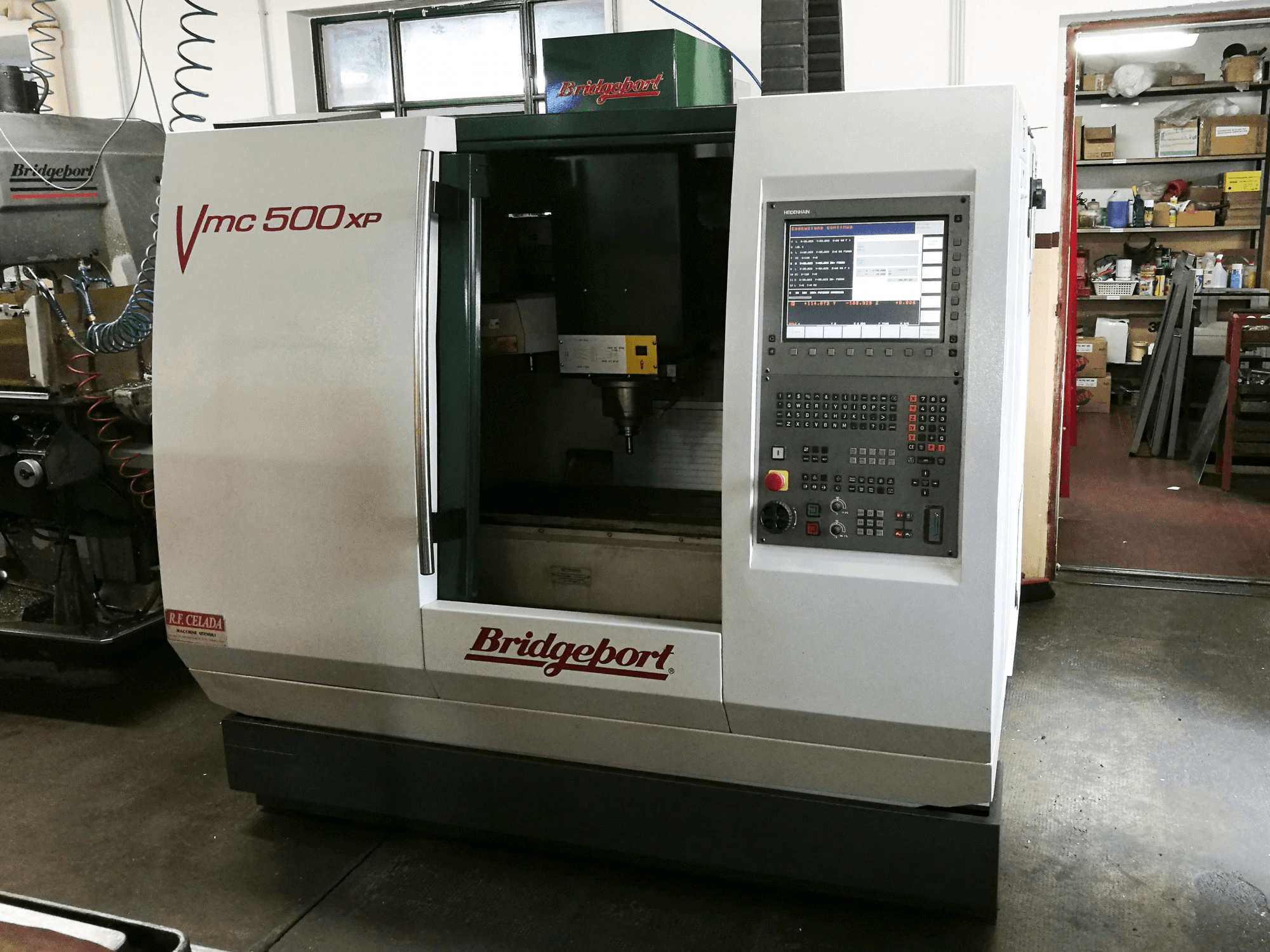 Frontansicht der Bridgeport VMC 500 XP Maschine