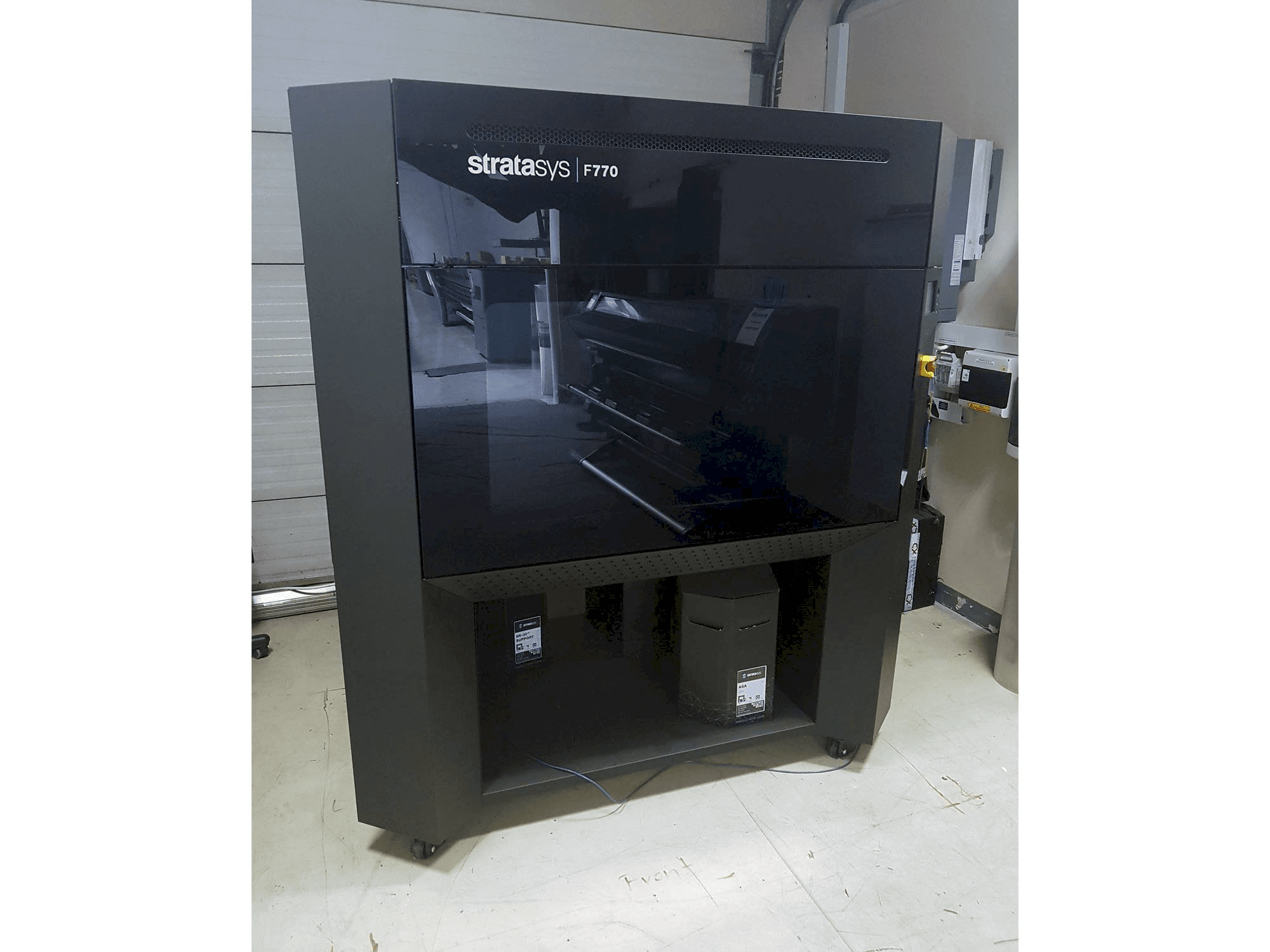 Frontansicht der Stratasys F770 Maschine