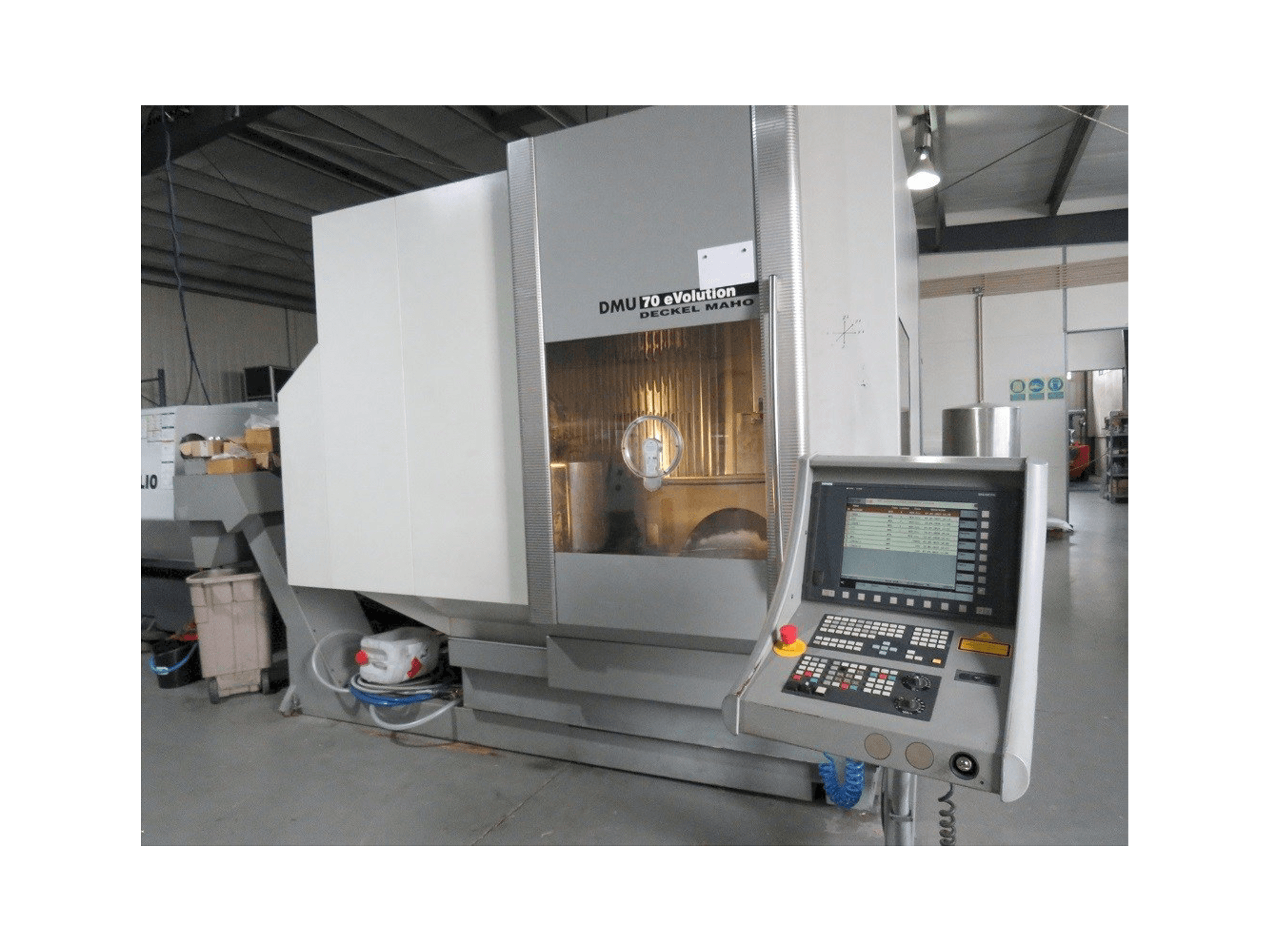 Frontansicht der DECKEL MAHO DMU 70 eVolution Maschine