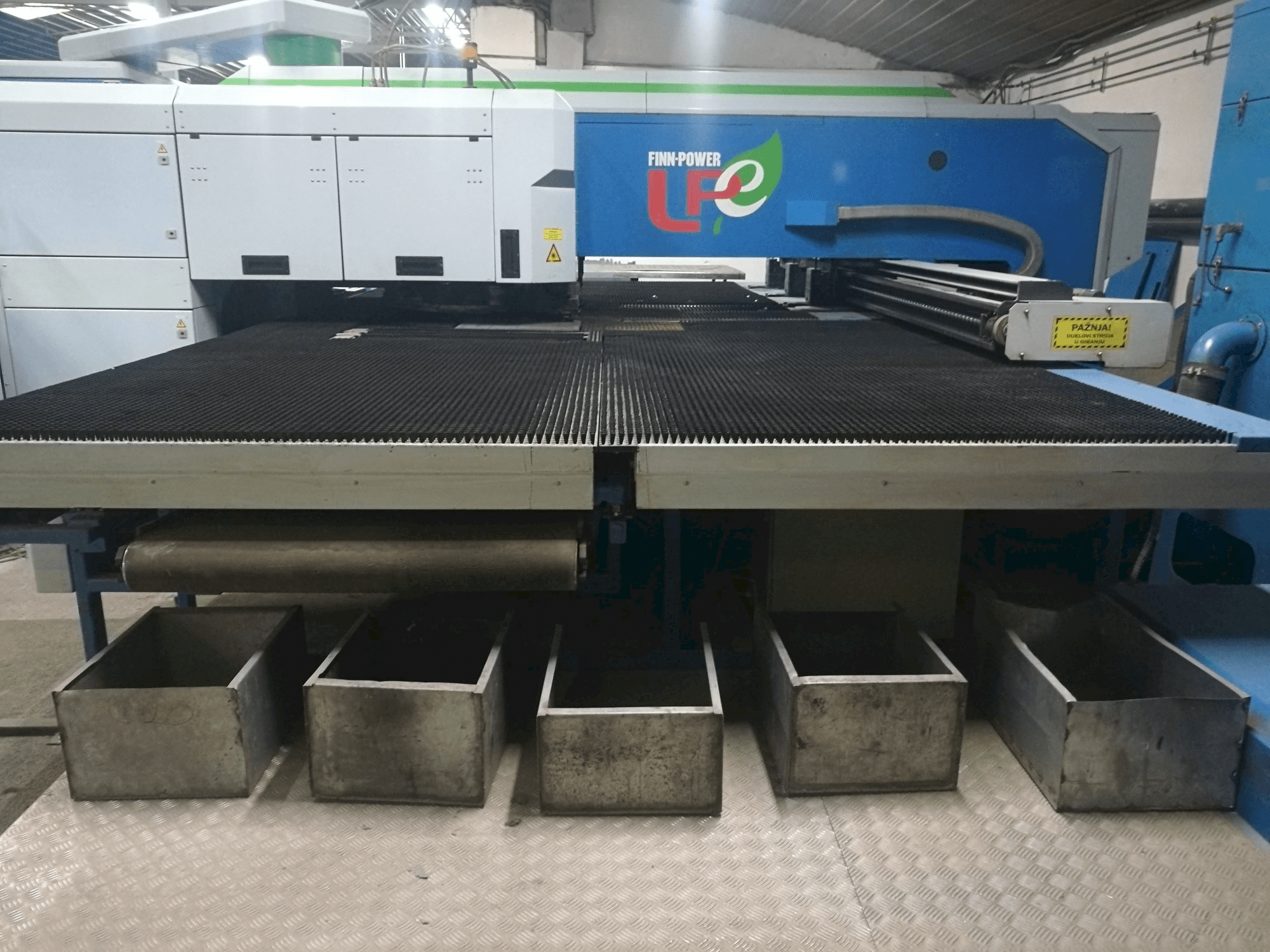 Frontansicht der Finn-Power LPE5 SWUH Maschine