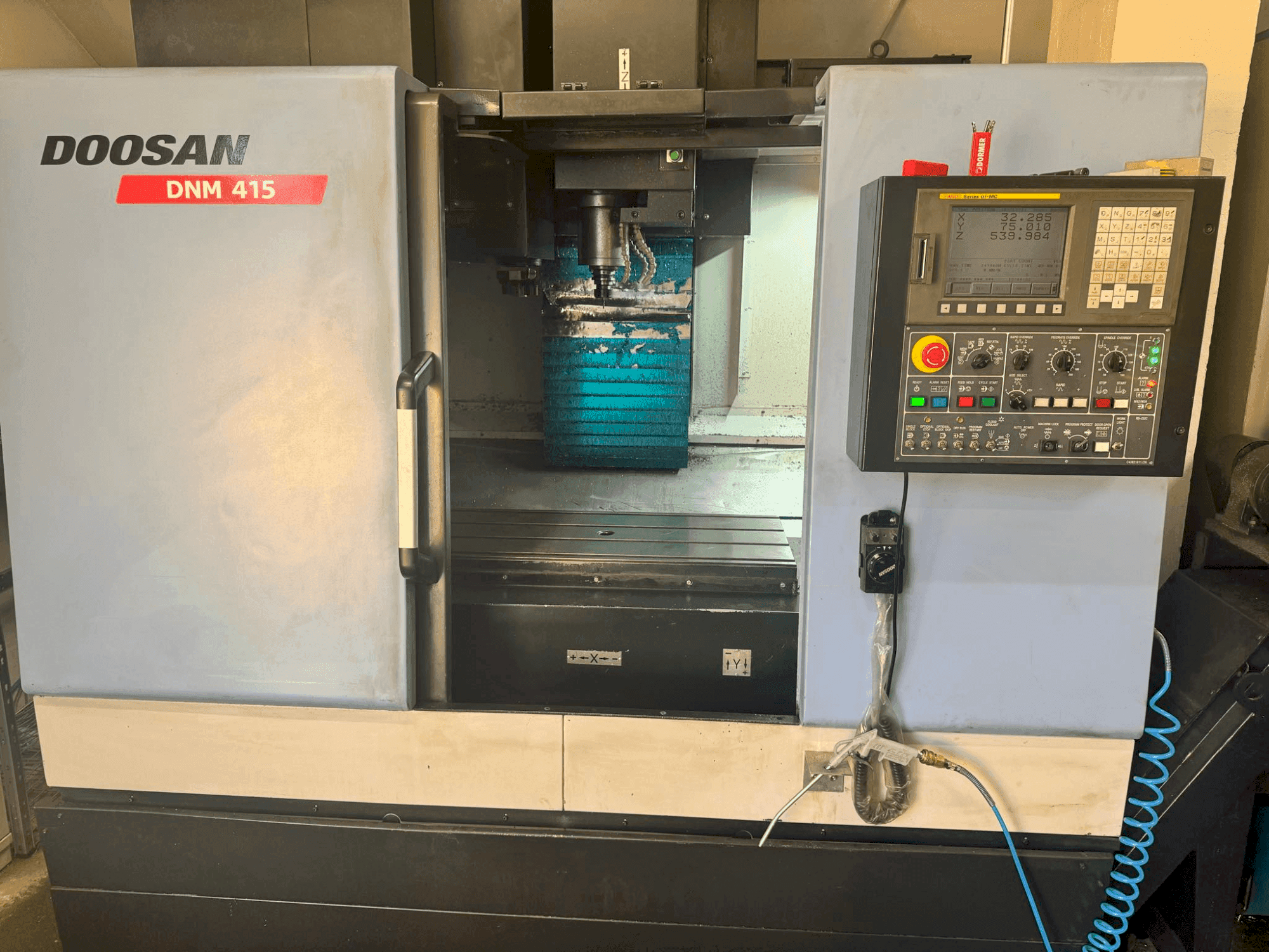 Frontansicht der DOOSAN DNM 415 Maschine