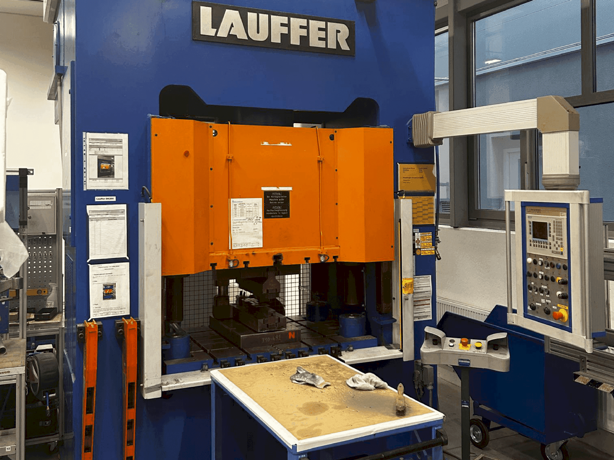 Frontansicht der LAUFFER DK 200 (2007) Maschine