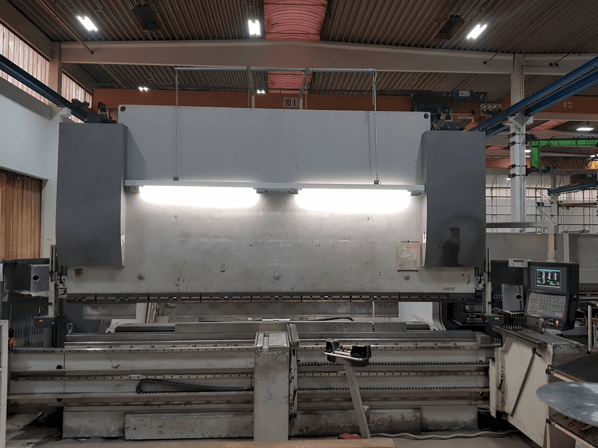 Frontansicht der EHT Multipress 300-40 Maschine