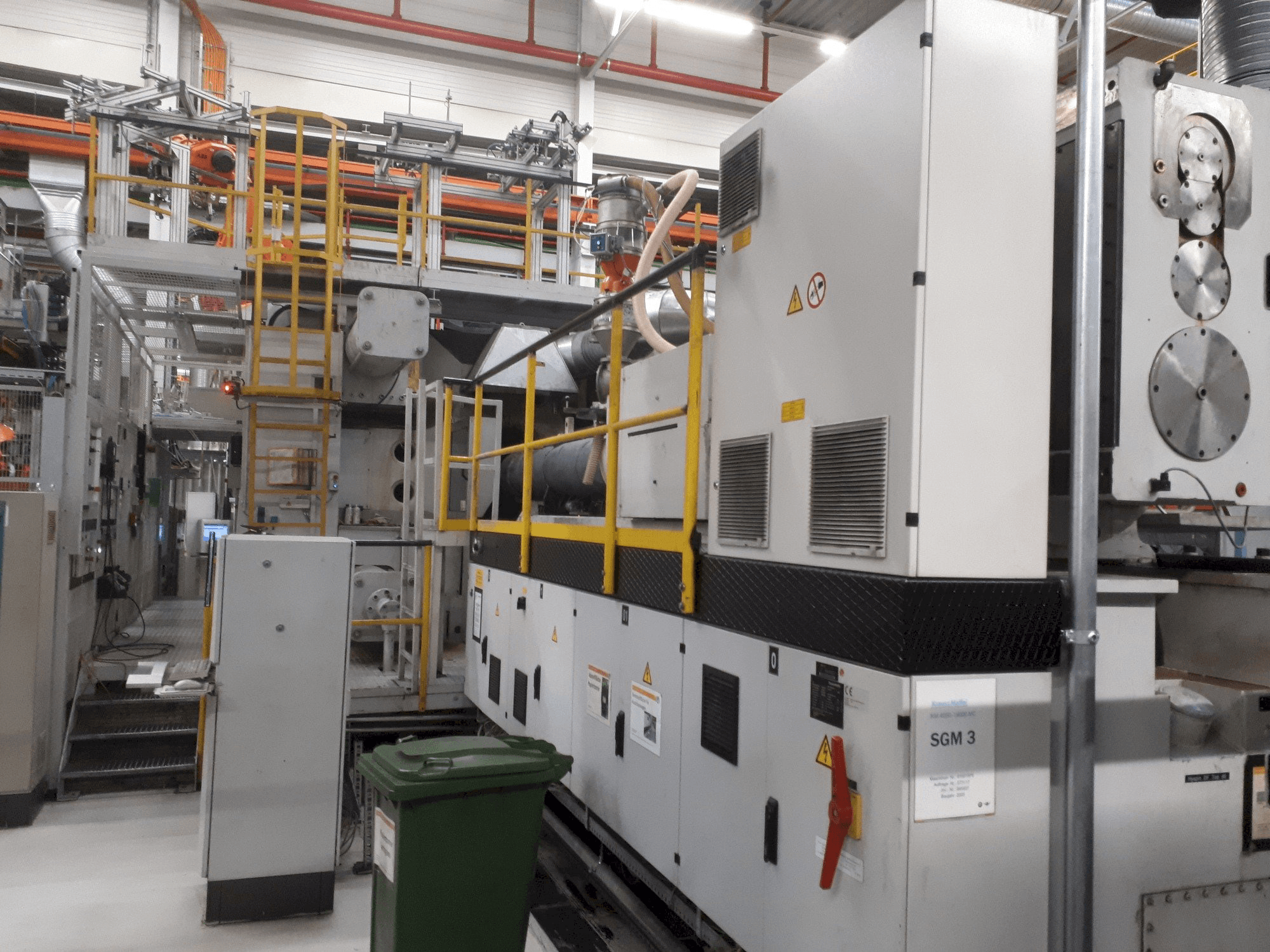 Frontansicht der Krauss Maffei 4000-19000 MC Maschine