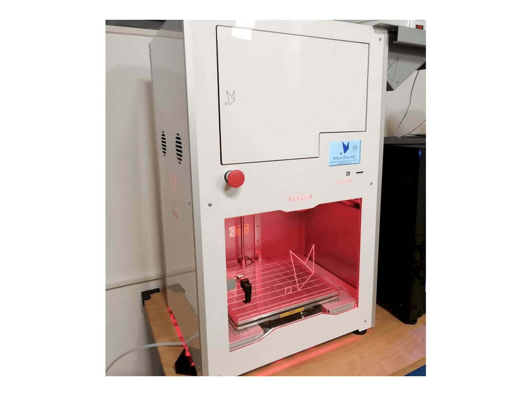 Frontansicht der Roboze One Plus 400 Maschine