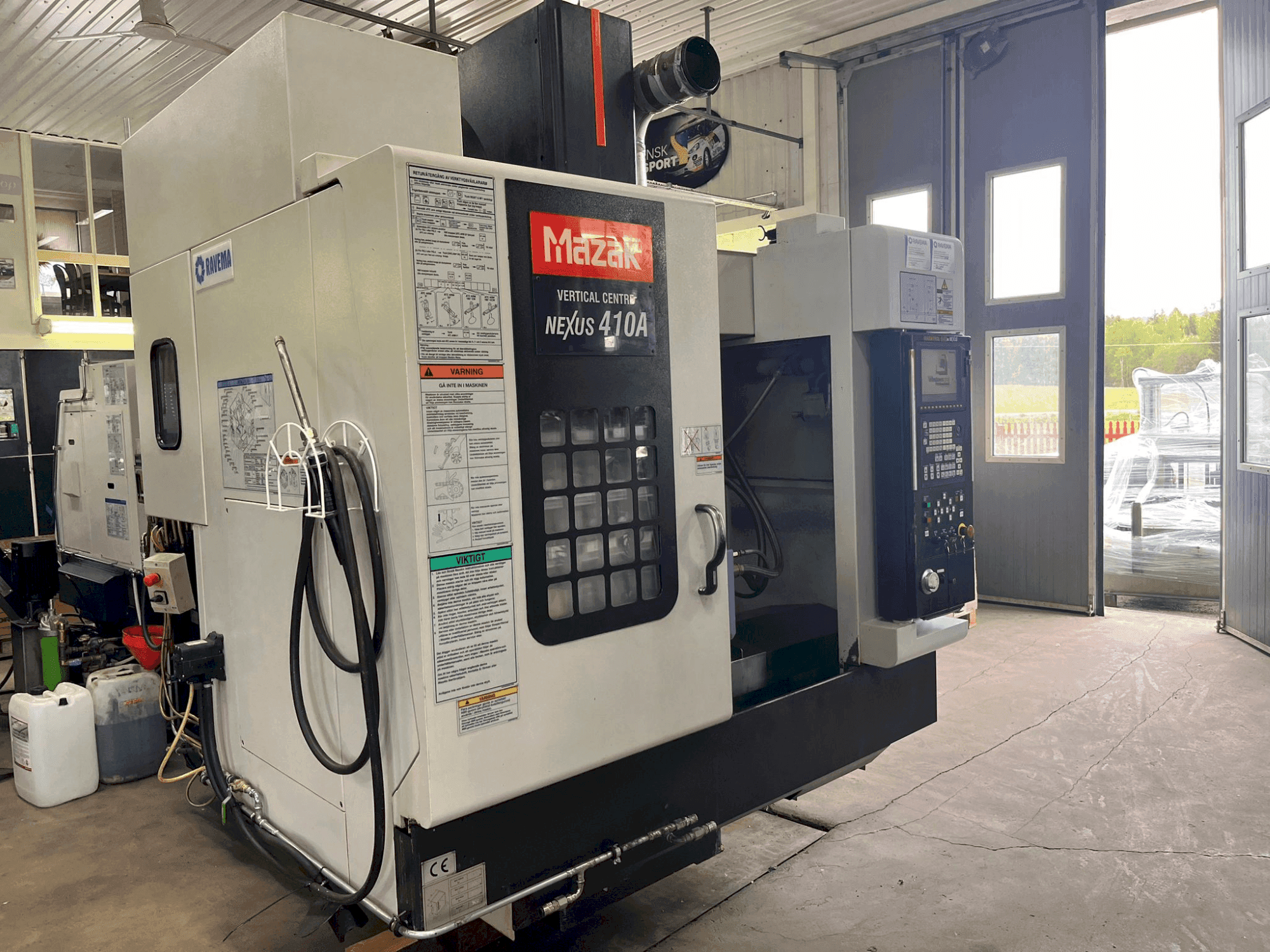 Frontansicht der Mazak VCN-410A Maschine