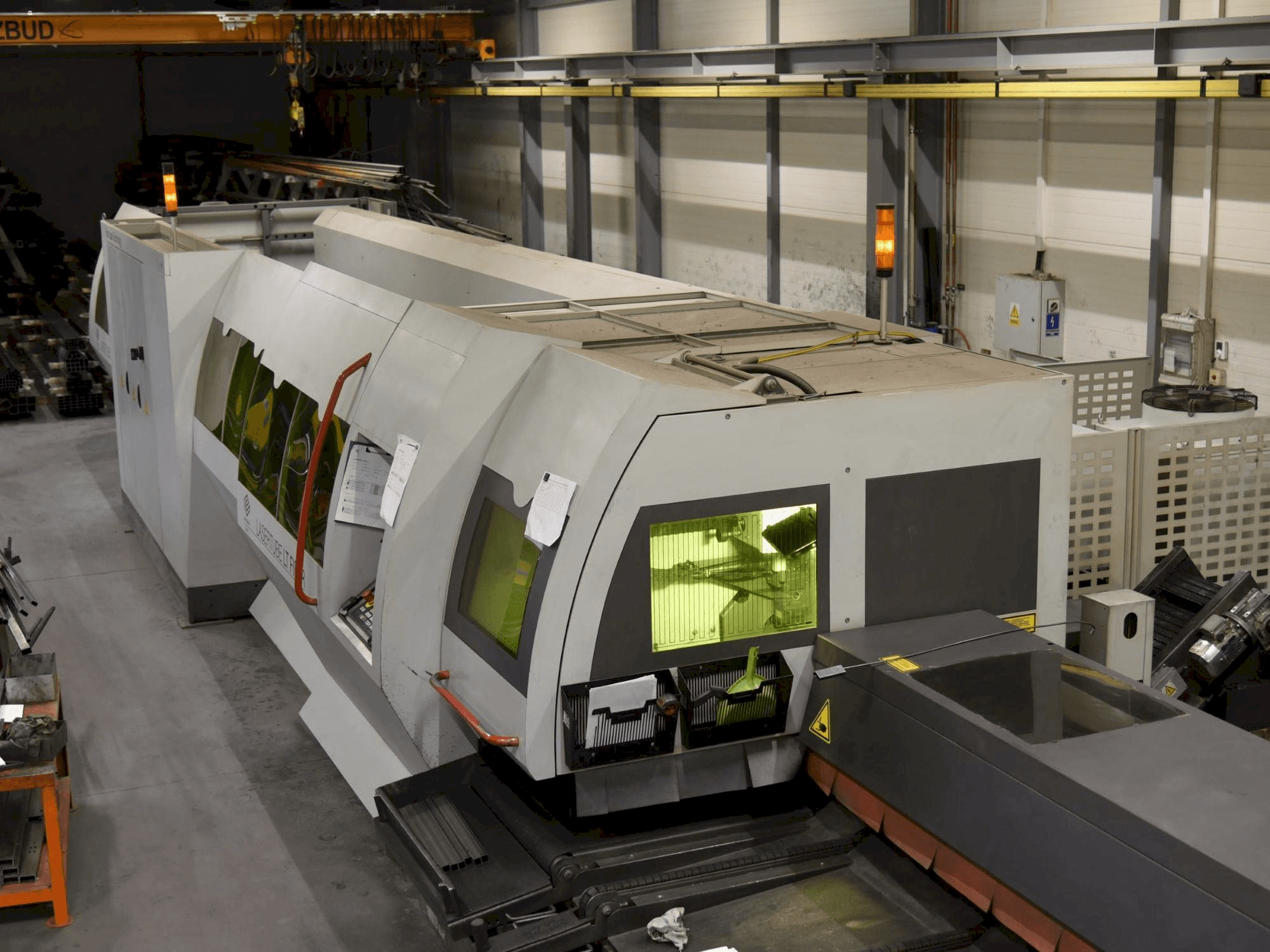 Frontansicht der BLM ADIGE LaserTube LT Fiber Maschine