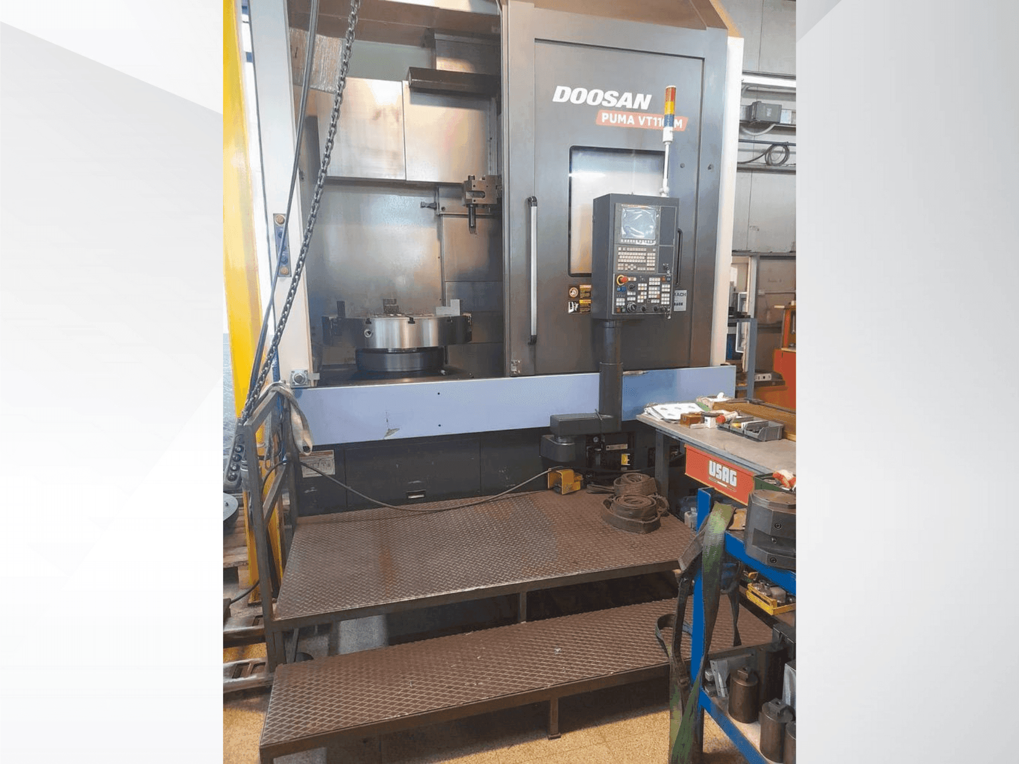 Frontansicht der DOOSAN VT1100M Maschine