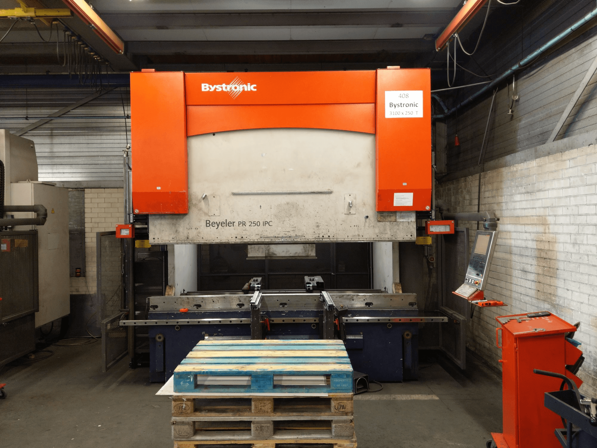Frontansicht der Bystronic PR 250 X 3100 Maschine