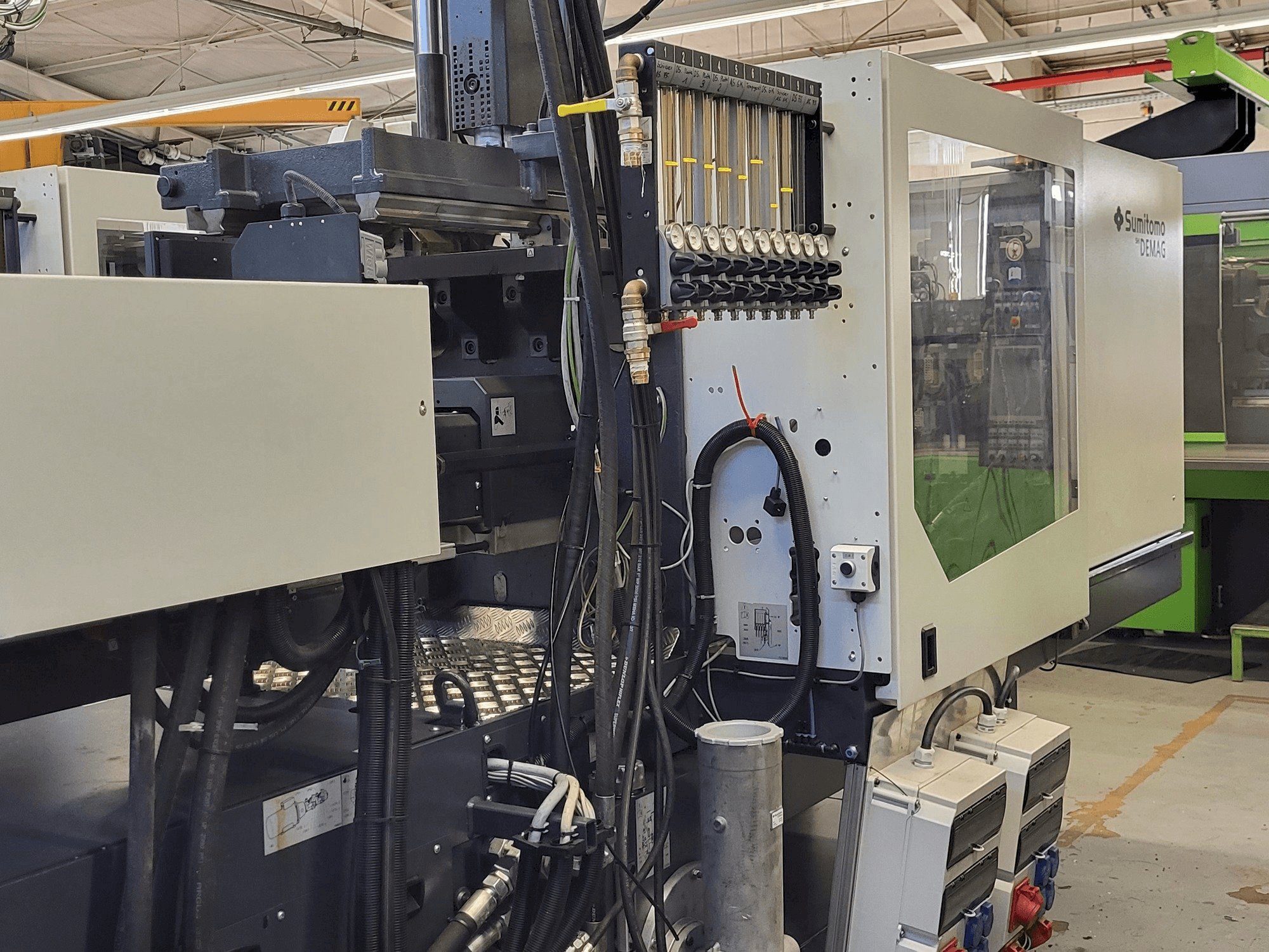 Linke Seitenansicht der Sumitomo SHI DEMAG Systec Multi 120/470-200h/80V Maschine