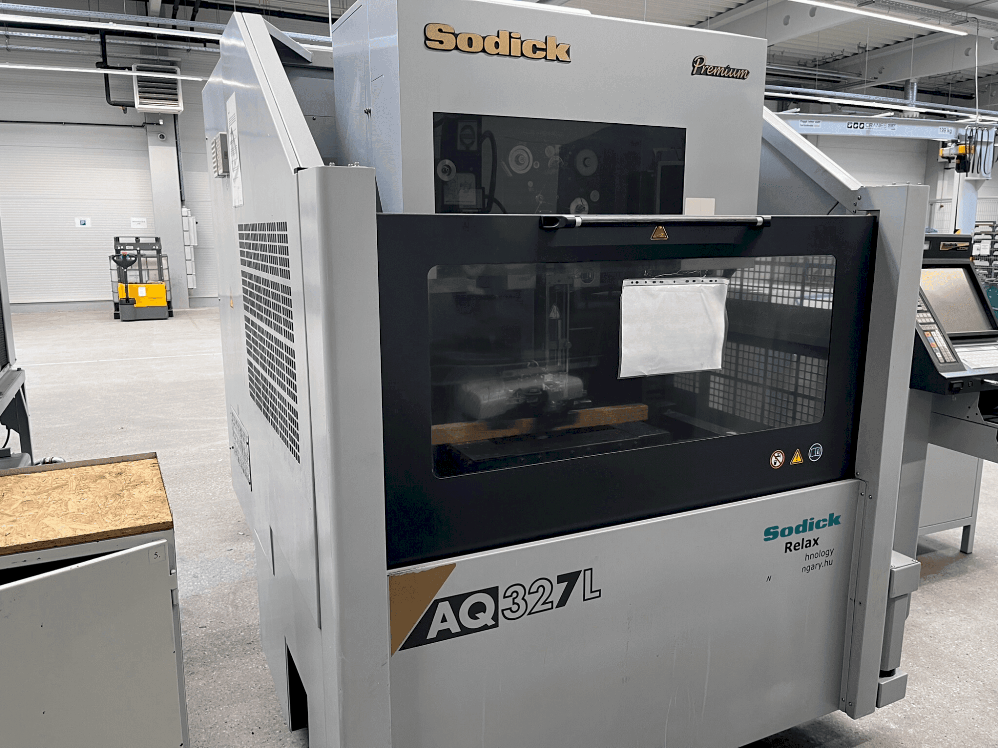 Frontansicht der Sodick AQ327L Maschine