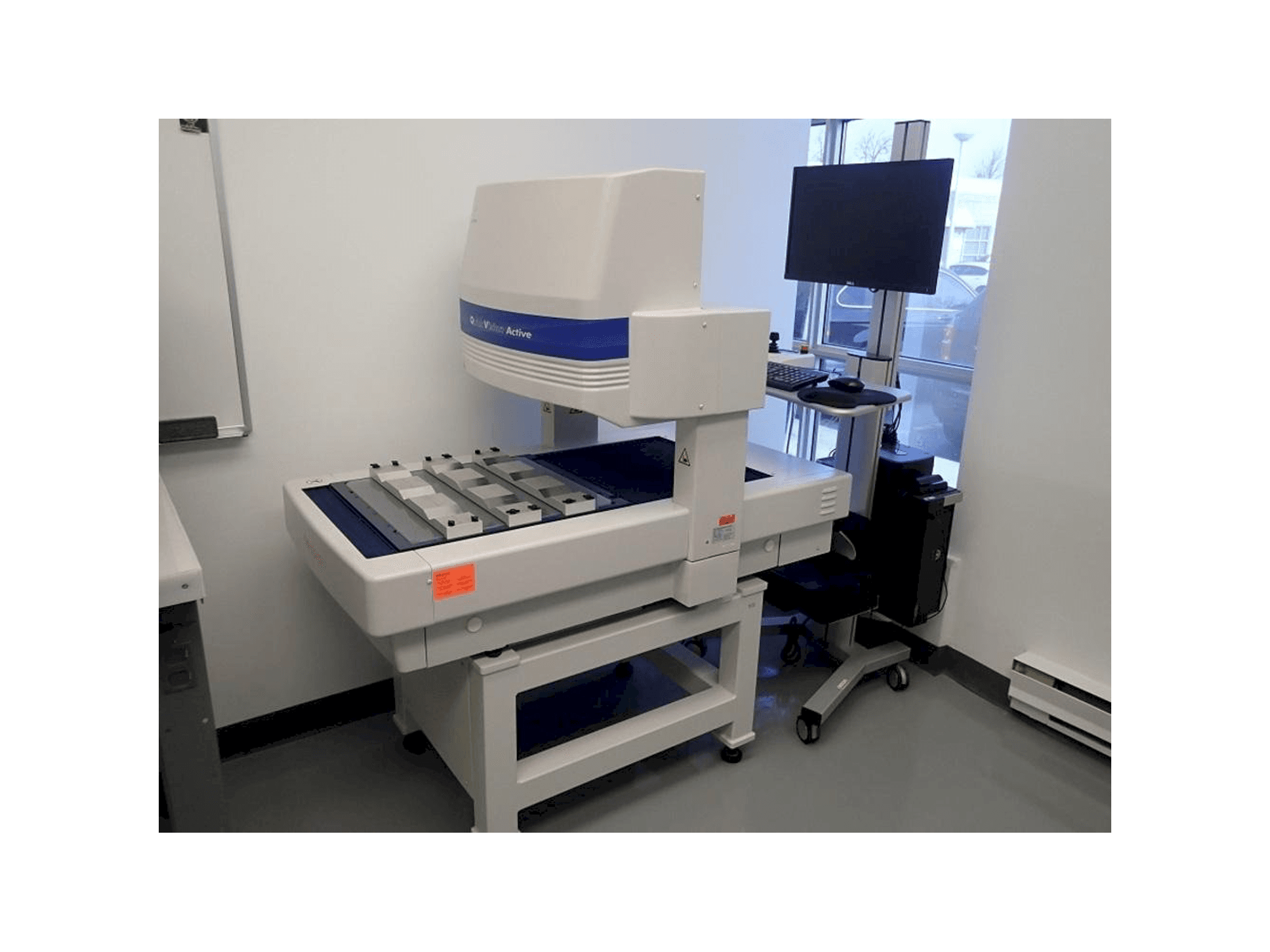 Frontansicht der Mitutoyo QV-L404Z1L-D Maschine